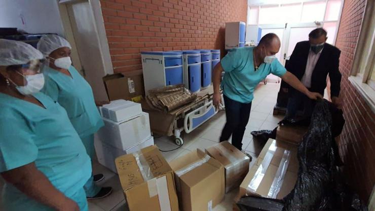 Zwei Beatmungsgeräte, die die Diözesanstelle Weltkirche nach Bolivien gesandt hat, sind im Februar im Hospital Catolico in Santa Cruz angekommen. (Archivfoto: privat)