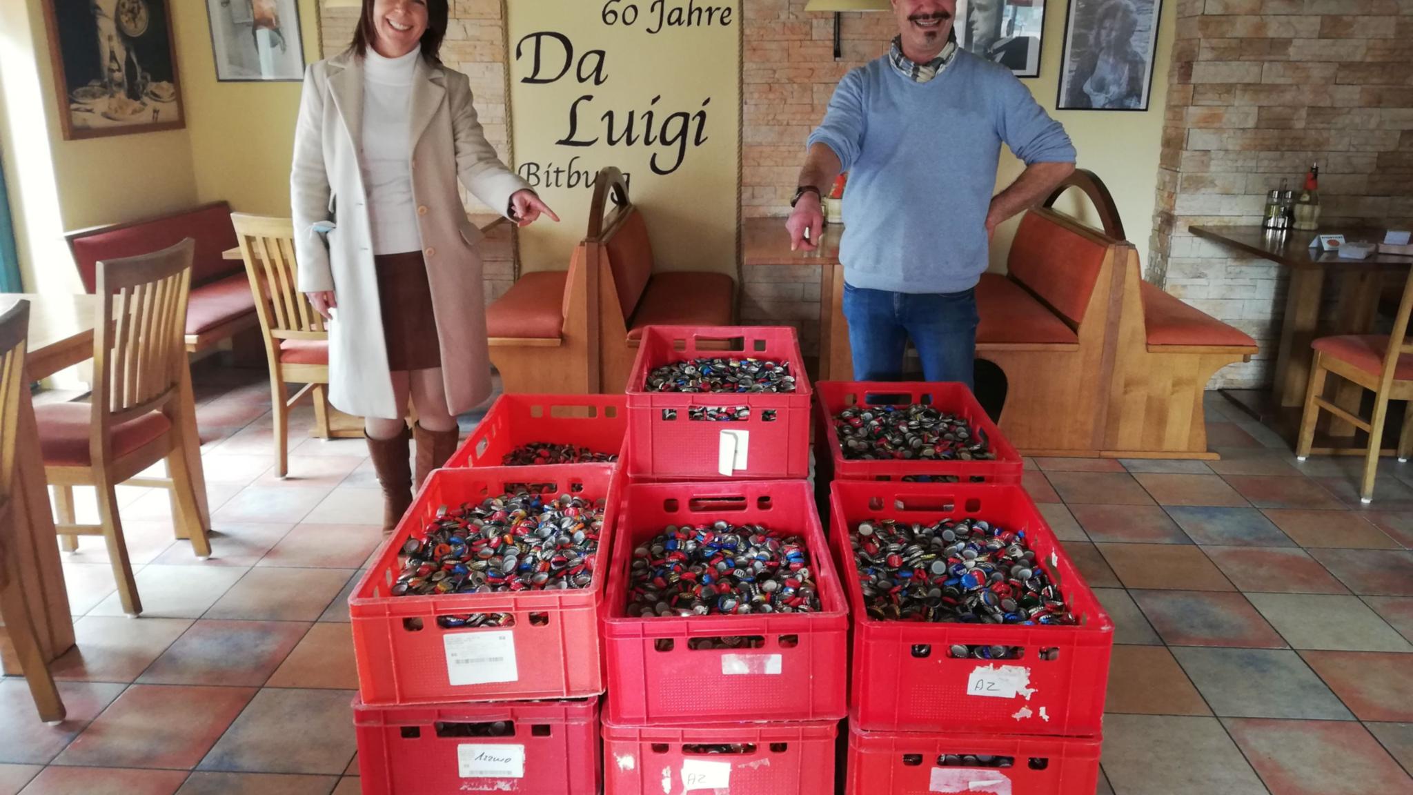 Rocco Silipigni übergibt 120 Kilogramm Kronkorken an Isabel Eckfelder. Foto: Torsten Hauer
