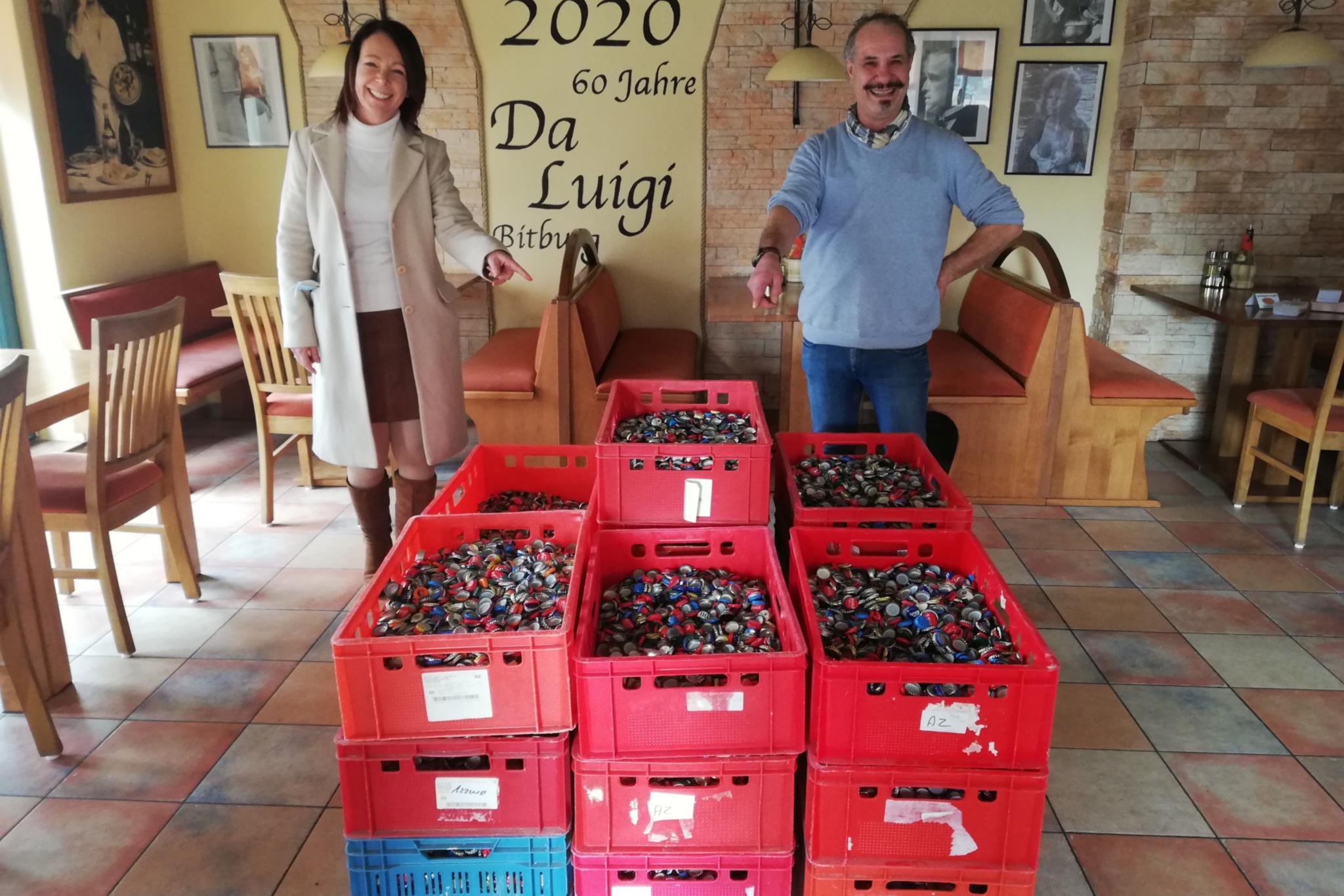 Rocco Silipigni übergibt 120 Kilogramm Kronkorken an Isabel Eckfelder. Foto: Torsten Hauer