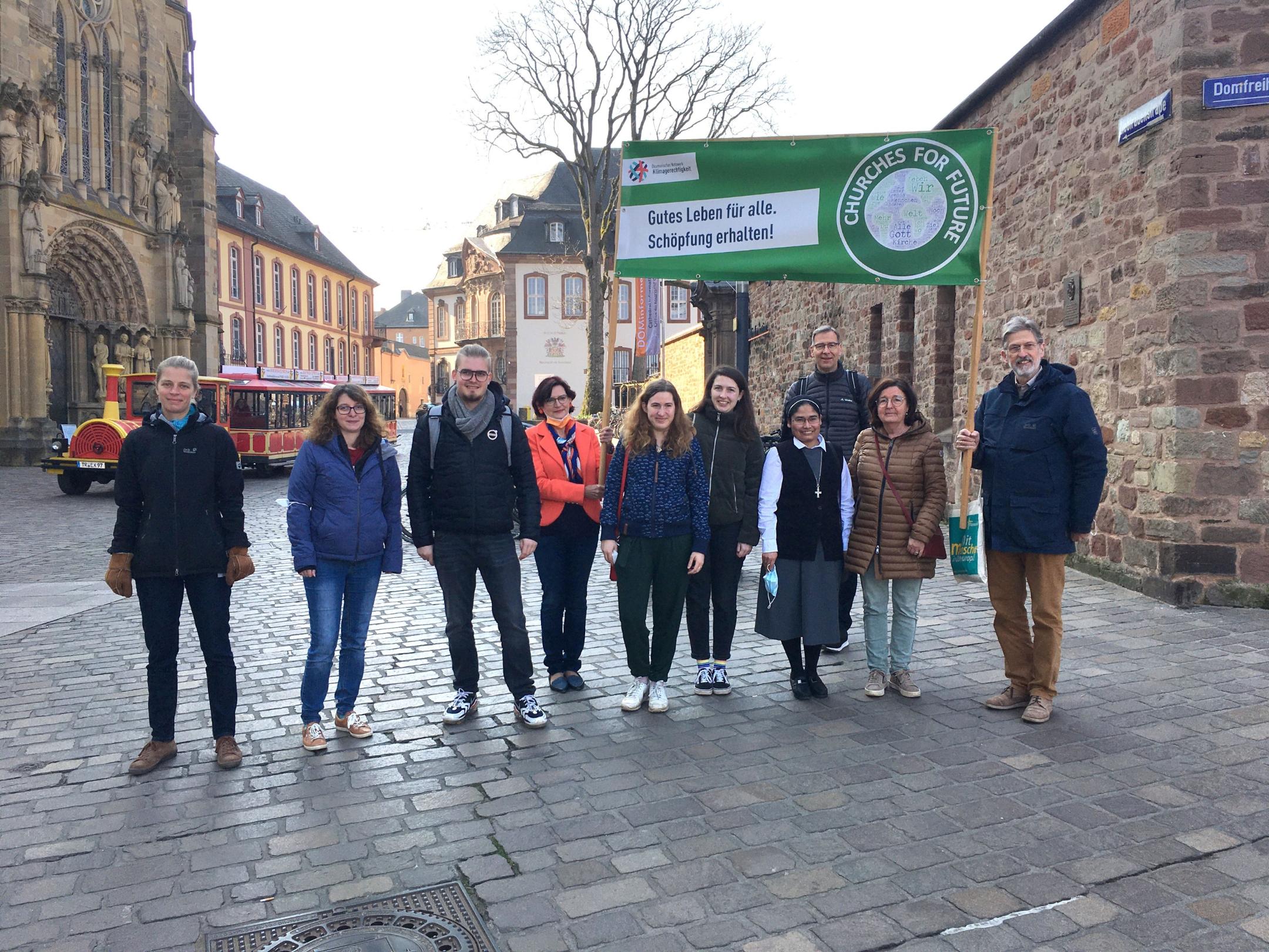 Churches for Future beim Klimastreik in Trier: Katharina Nilles, Referentin Diözesanstelle Weltkirche Bistum Trier; Katinka Fries, Jugendreferentin, Evangelischer Kirchenkreis Trier; Joachim Keller, Gemeindepädagoge, Evangelische Jugend im Kirchenkreis Trier; Eva Schneider, Arbeitskreis Eine Welt Heilig Kreuz; Sarah Henschke, Diözesanseelsorgerin, BDKJ; Lena Kettel, Vorsitzende BDKJ Trier; Schwester Maria Isabel, Josefsschwestern Trier; Superintendent Dr. Jörg Weber, Evangelischer Kirchenkreis Trier; Anne Basten, Diözesanseelsorgerin, KAB (Katholische Arbeitnehmer Bewegung) und Ludwig Kuhn, Leiter Diözesanstelle Weltkirche Bistum Trier (v.l.). (Foto: Maike Roeber)