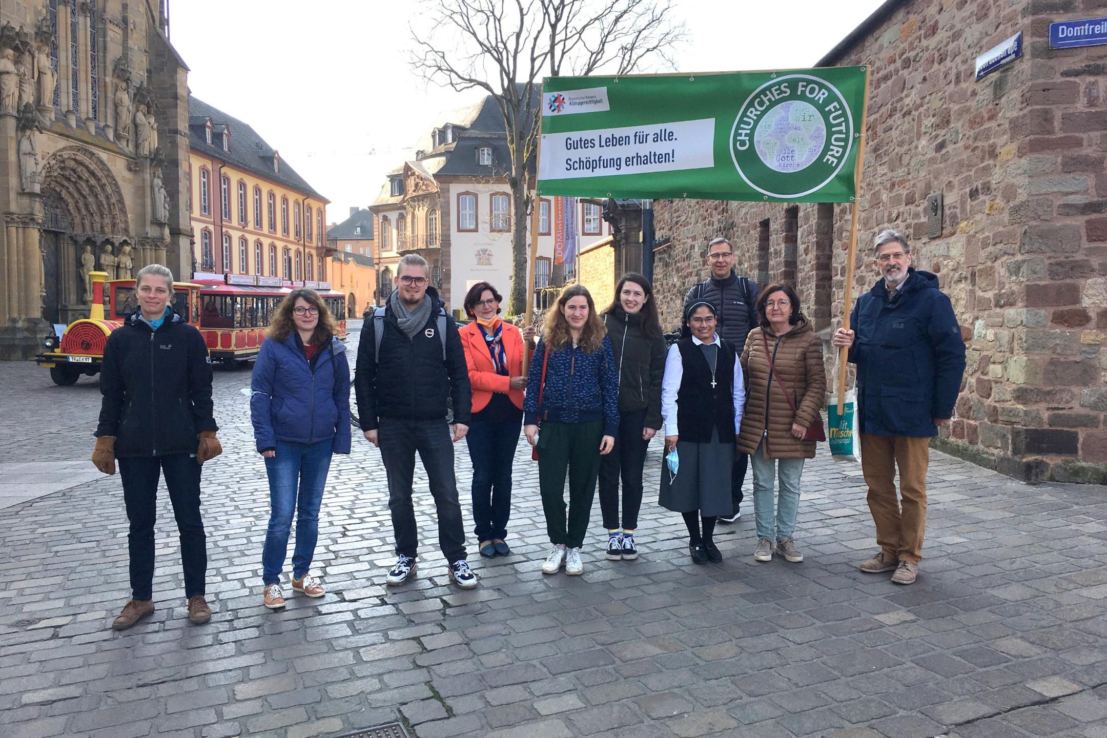 Churches for Future beim Klimastreik in Trier: Katharina Nilles, Referentin Diözesanstelle Weltkirche Bistum Trier; Katinka Fries, Jugendreferentin, Evangelischer Kirchenkreis Trier; Joachim Keller, Gemeindepädagoge, Evangelische Jugend im Kirchenkreis Trier; Eva Schneider, Arbeitskreis Eine Welt Heilig Kreuz; Sarah Henschke, Diözesanseelsorgerin, BDKJ; Lena Kettel, Vorsitzende BDKJ Trier; Schwester Maria Isabel, Josefsschwestern Trier; Superintendent Dr. Jörg Weber, Evangelischer Kirchenkreis Trier; Anne Basten, Diözesanseelsorgerin, KAB (Katholische Arbeitnehmer Bewegung) und Ludwig Kuhn, Leiter Diözesanstelle Weltkirche Bistum Trier (v.l.). (Foto: Maike Roeber)