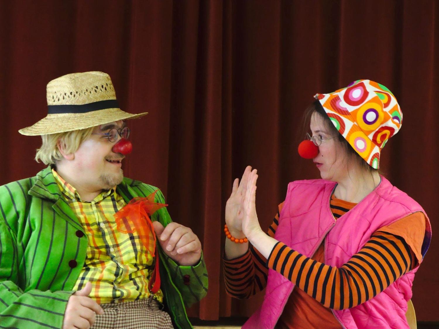 Die Clowns TomTom und Kiki Kokolores auf der Bühne (Foto: privat)