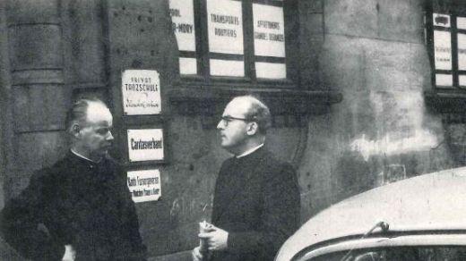 Ehemalige Caritasdirektoren vor dem damaligen Sitz der Caritas in der Ursulinenstraße. Foto: Caritasverband Saarbrücken