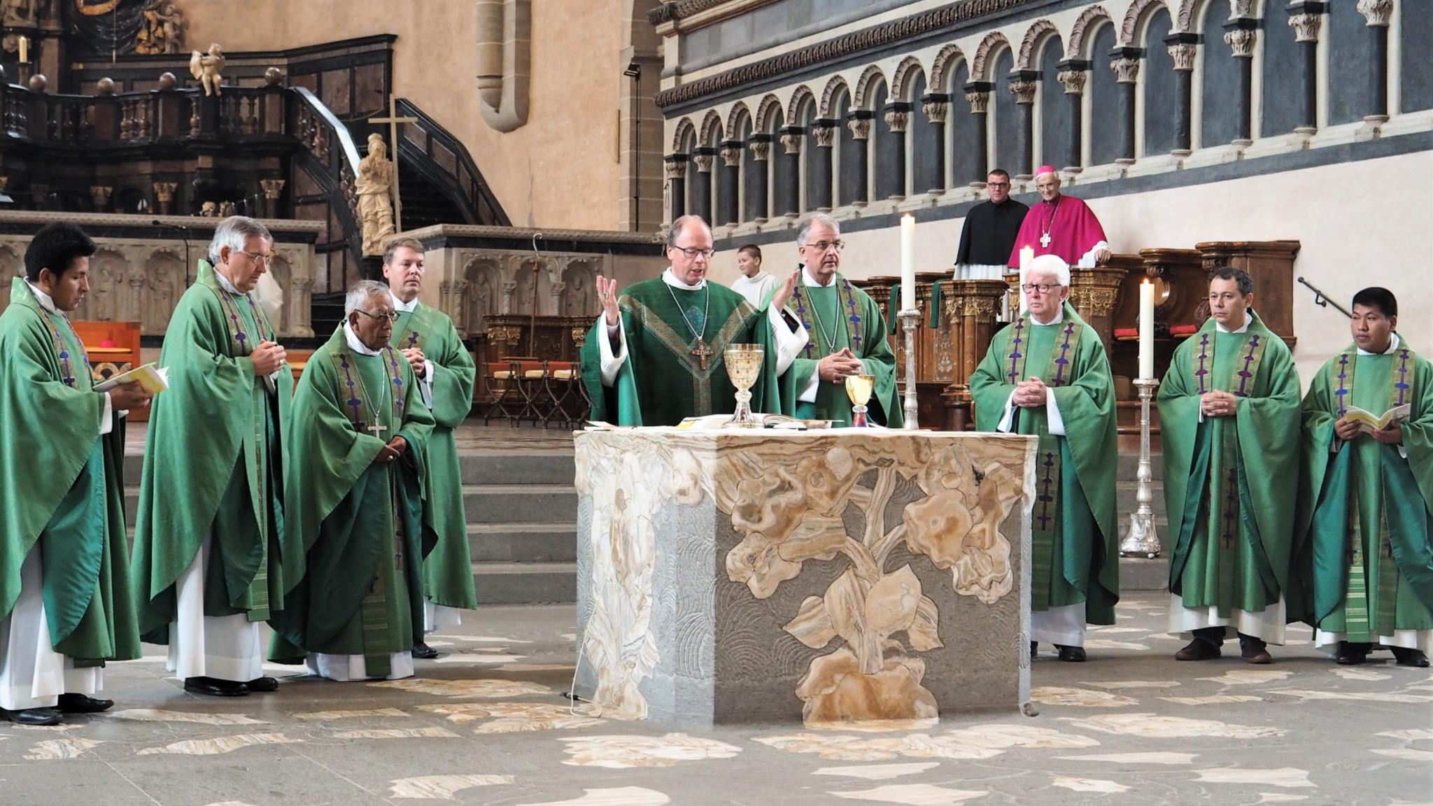 Kardinal Toribio Ticona Porco (links) neben Bischof Ackermann (Mitte) beim Gottesdienst im Dom.