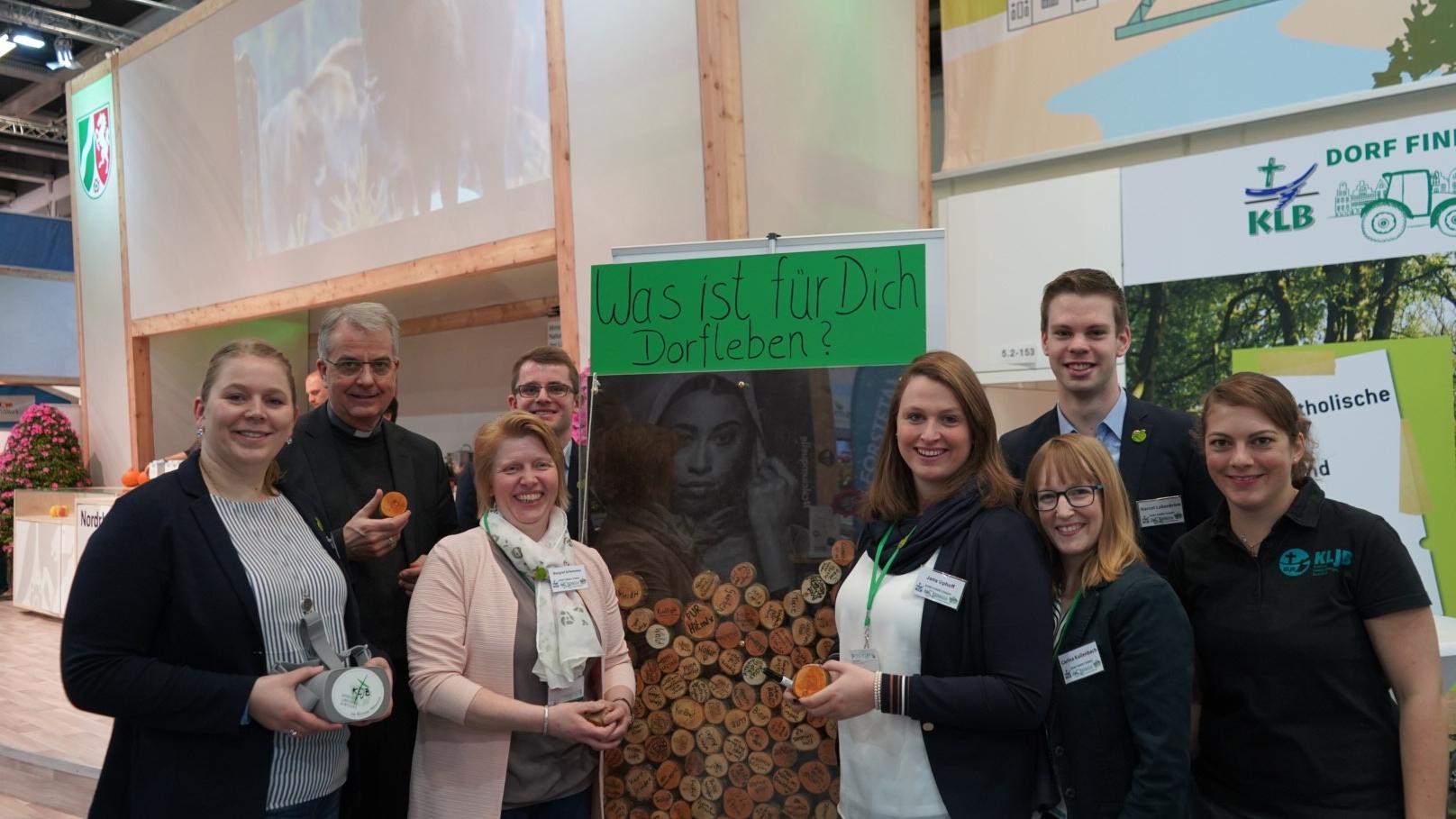 Weihbischof Peters mit den Vertreterinnen und Vertretern der KLJB am Stand in Halle 27