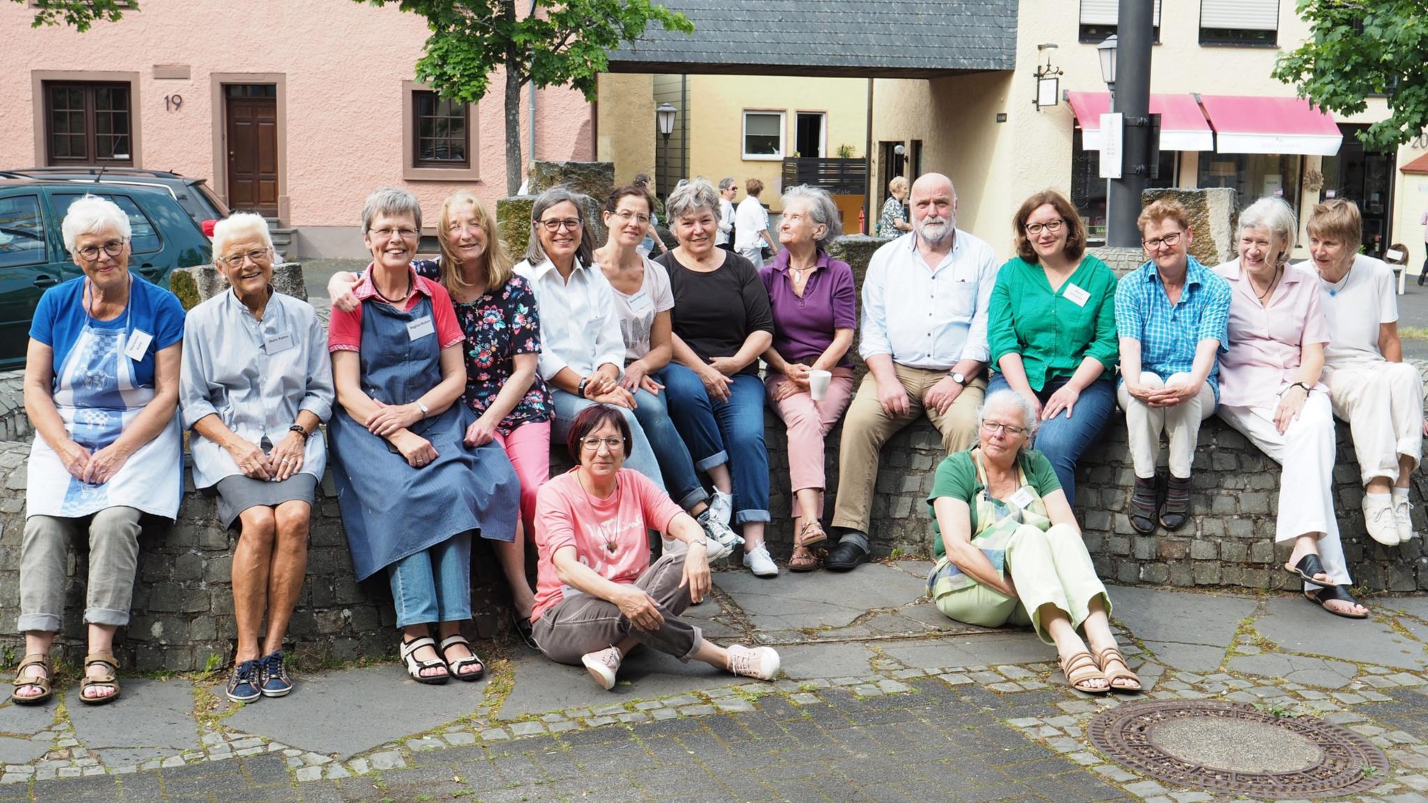 Die 14 Frauen gemeinsam mit Uwe Appold gegen Ende des zweiten Workshop-Tages in Hillesheim.