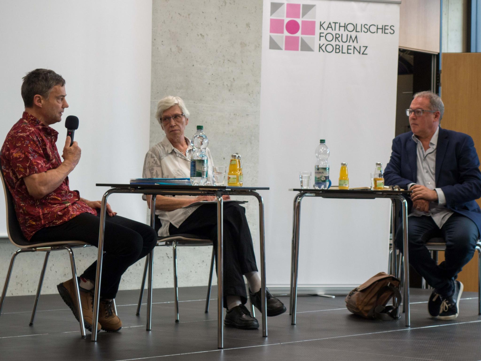 Dr. Thomas Schnitzler, Erika Kerstner und Moderator Prof. Dr. Jürgen Kroth (v. links) im Gespräch.