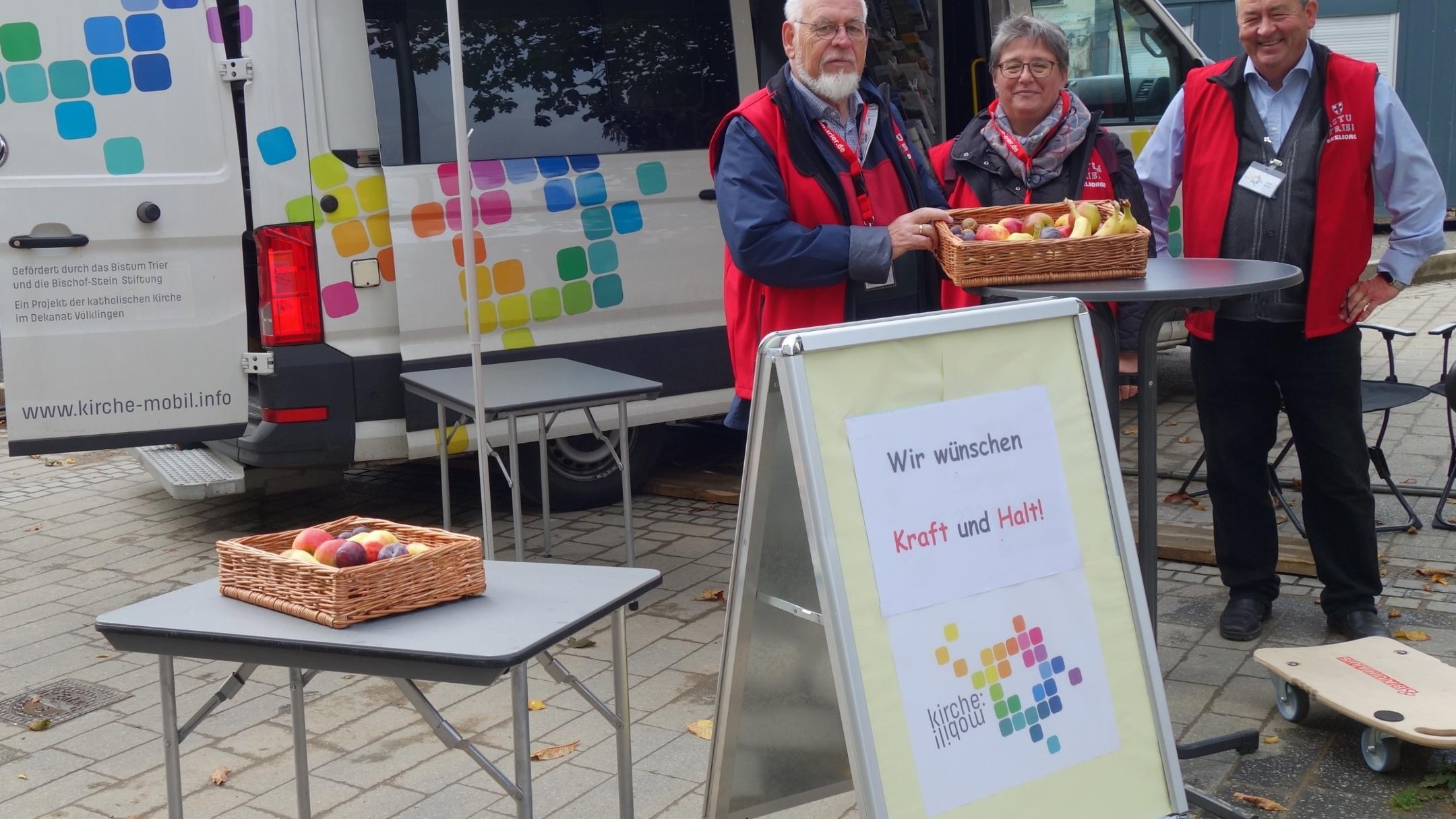 Das Team um Diakon Christoph Storb (re.) wechselt regelmäßig. An diesem Tag unterstützen ihn Pastoralreferentin Martina Zimmer und Hans-Josef Puch, Diakon mit Zivilberuf. Foto: Bistum Trier/Julia Fröder