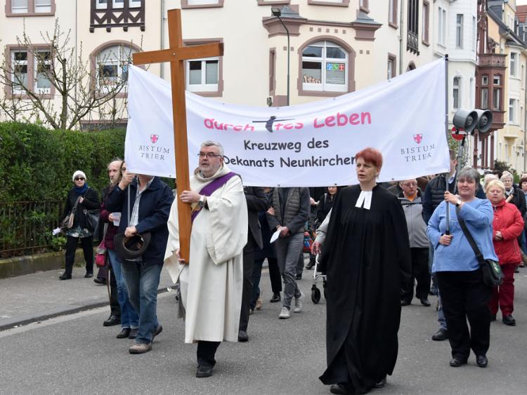 Pfarrerin Britt Goedeking und Diakon Oswald Jenni führen den ökumenischen Kreuzweg 'Durchkreuztes Leben' durch die Neunkircher Innenstadt