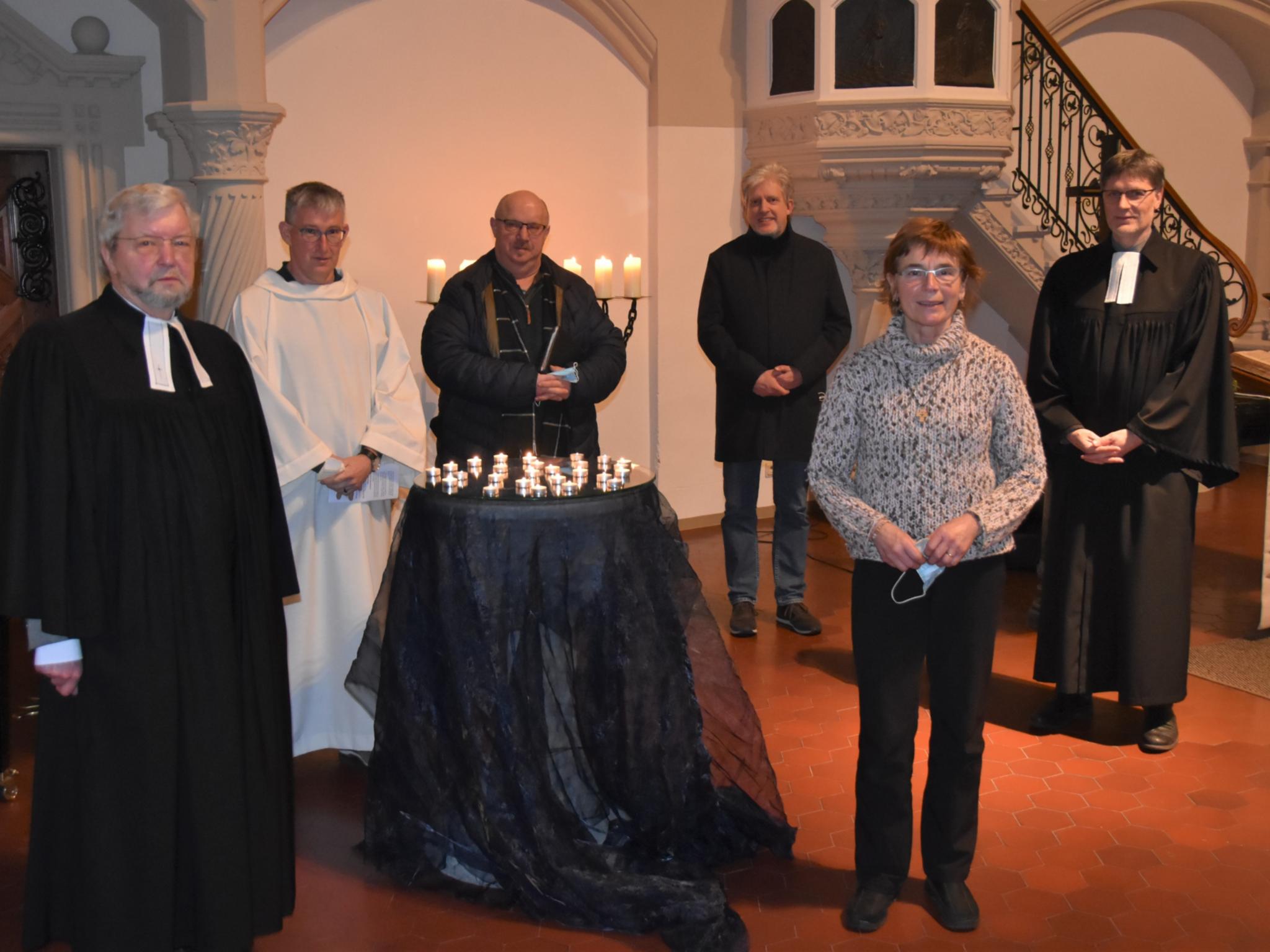 Pfarrer Hartmut Richter, Pastoralreferent Rolf Friedsam, Pastoralreferent Reinhold Hedrich, Kirchenmusiker Joachim Fontaine, Waltraud Andruet und Pfarrer Jörg Beckers (vlnr) gestalteten den ökumenischen Gottesdienst. Foto: Ute Kirch/Bistum Trier