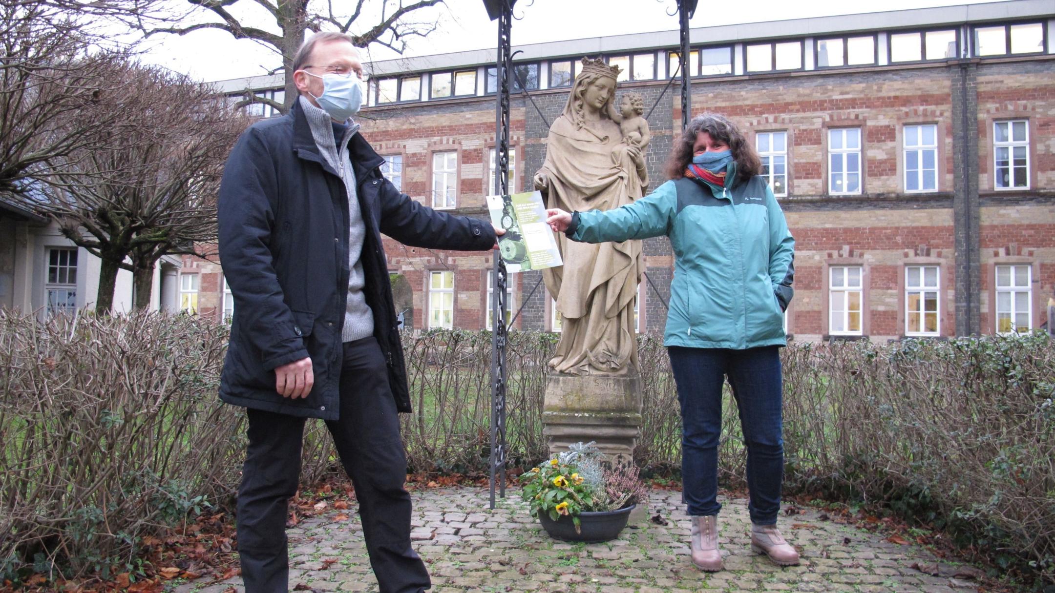 Stellvertretend für die Kirchengemeinde nahm Stefan Merten, er ist der Umweltbeauftragte der Kirchengemeinde, den Preis entgegen; rechts: Charlotte Kleinwächter (Stefan Schneider/Bistum Trier)