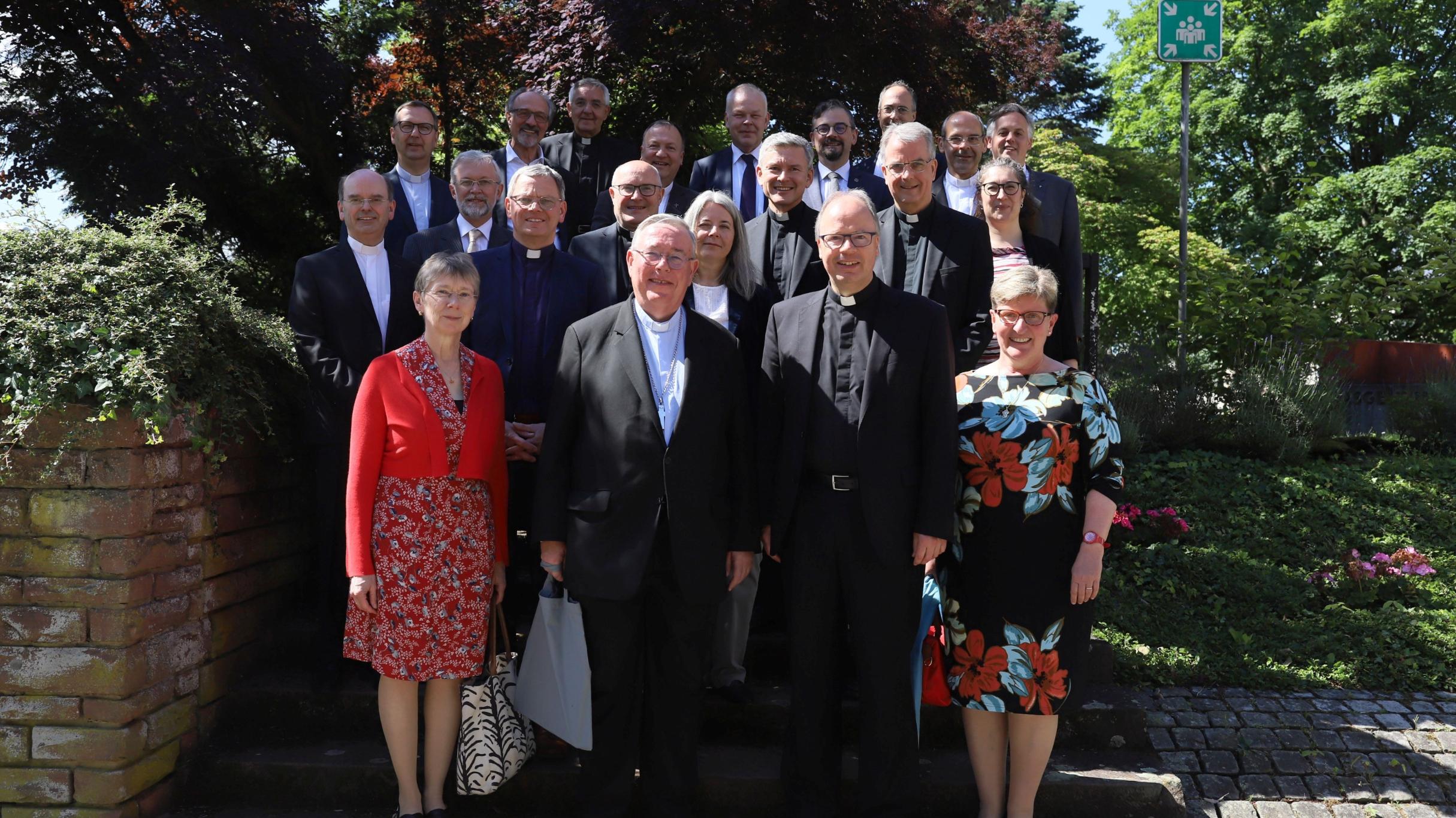 Treffen der Delegationen aus Luxemburg und Trier um Erzbischof Hollerich und Bischof Ackermann (vorne Mitte)