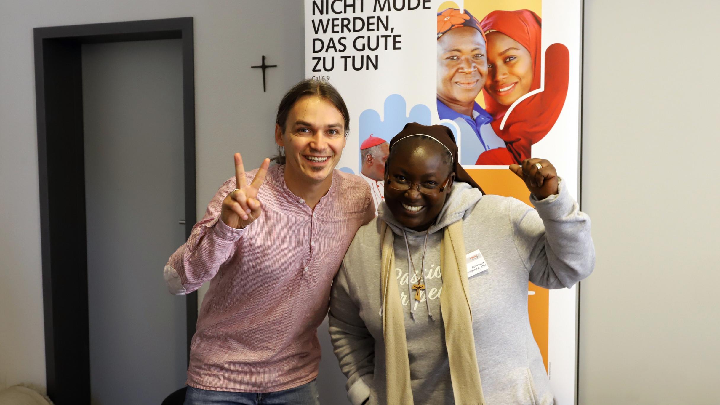 missio-Gast Sr. Nenlidang Gochin und Tomasz Welke (Foto: Inge Hülpes/Bistum Trier)