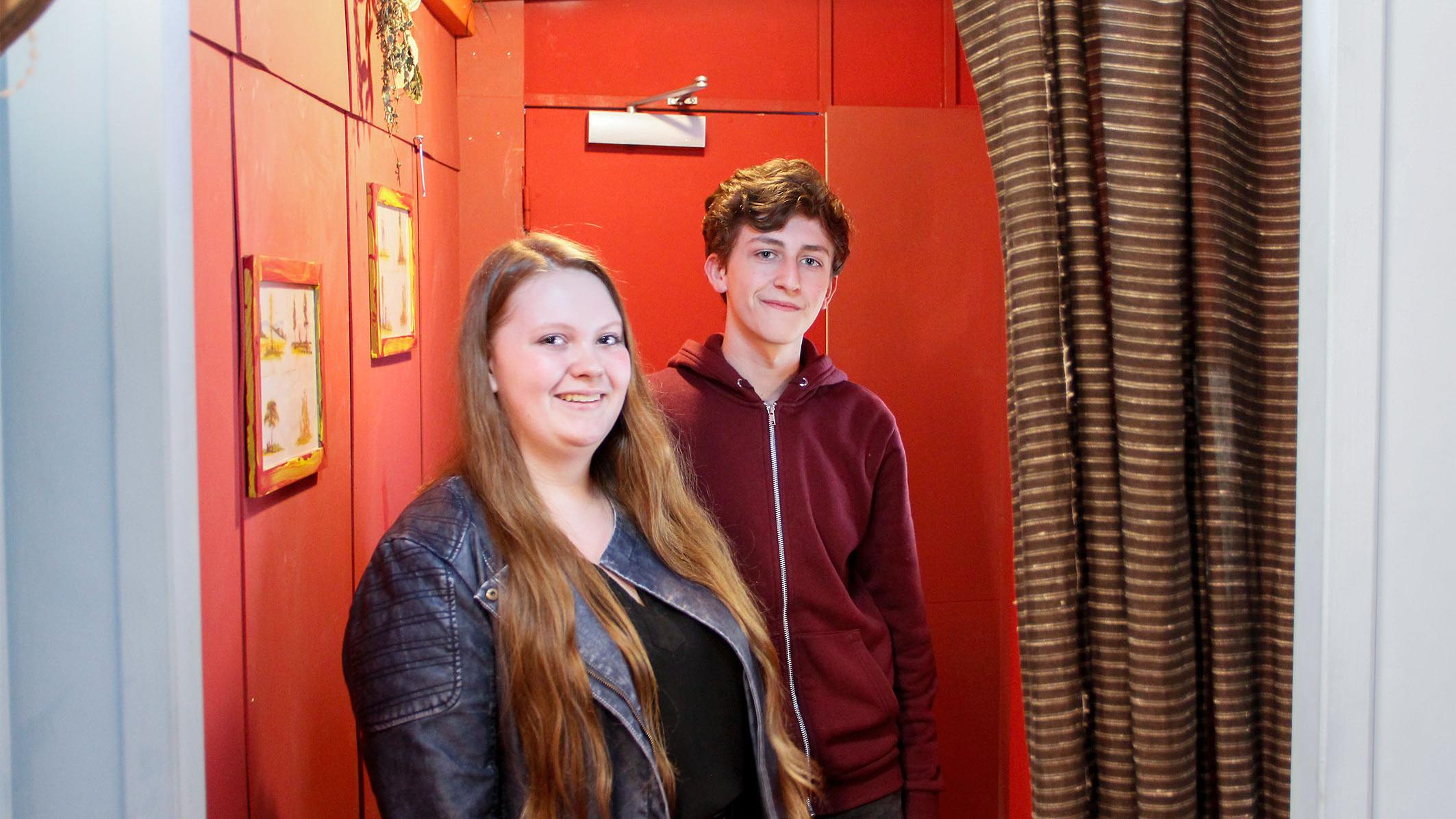 Lara und Thorben im Inneren des missio-Trucks.