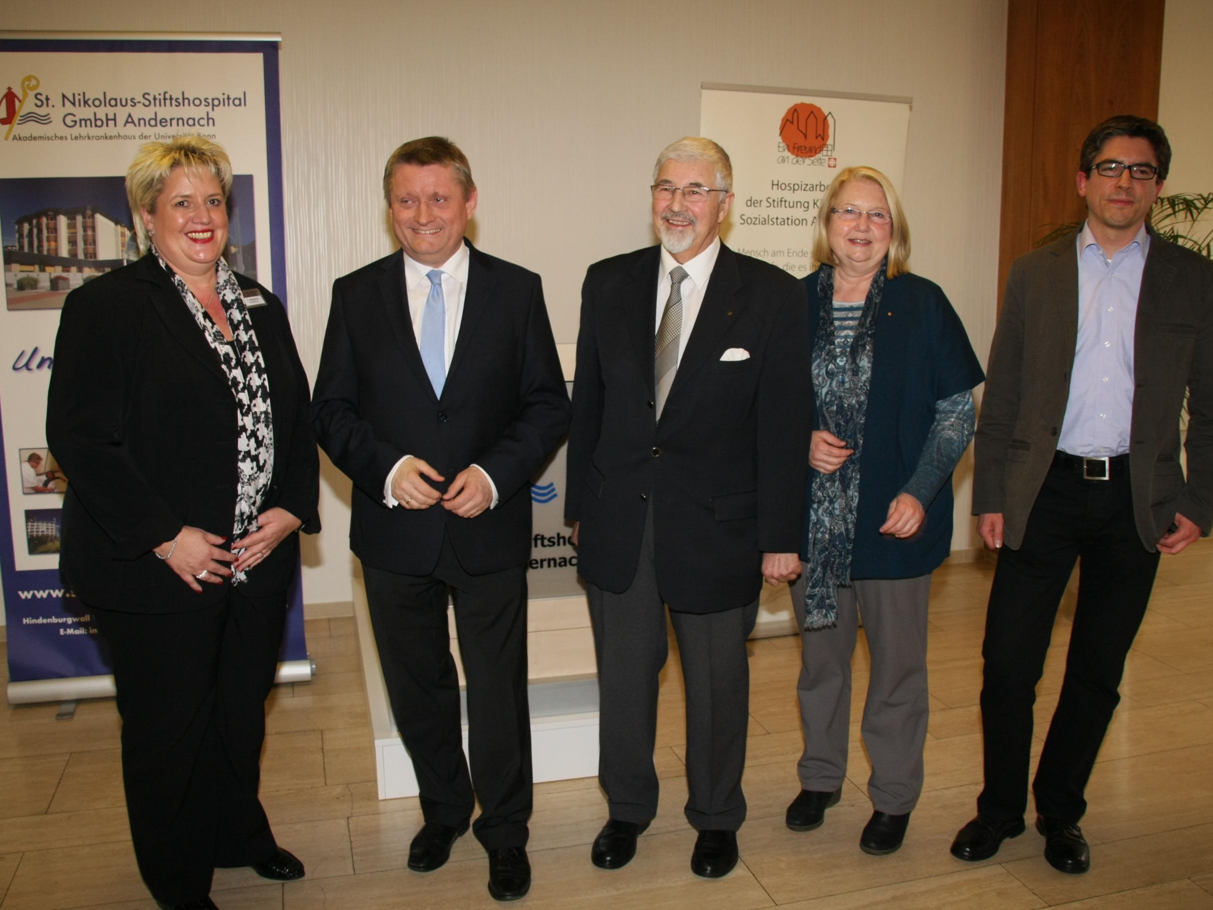 Cornelia Kaltenborn, Geschäftsführerin des St. Nikolaus-Stiftshospitals, Bundesgesundheitsminister Hermann Gröhe, Bernhard Ickenroth, Vorsitzender des Fördervereins Hospizbewegung Andernach-Pellenz, Hedi Thelen (CDU), Pfarrer Michael Stoer von der evangelischen Kirchengemeinde Plaidt.