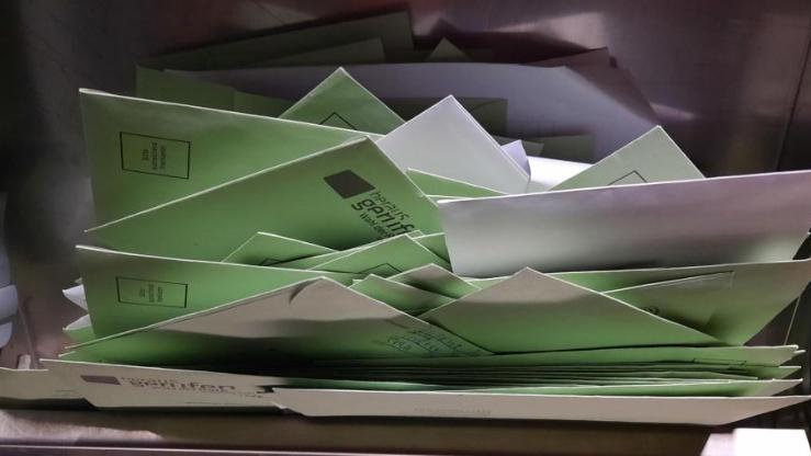 Wahlbriefe in einem Briefkasten