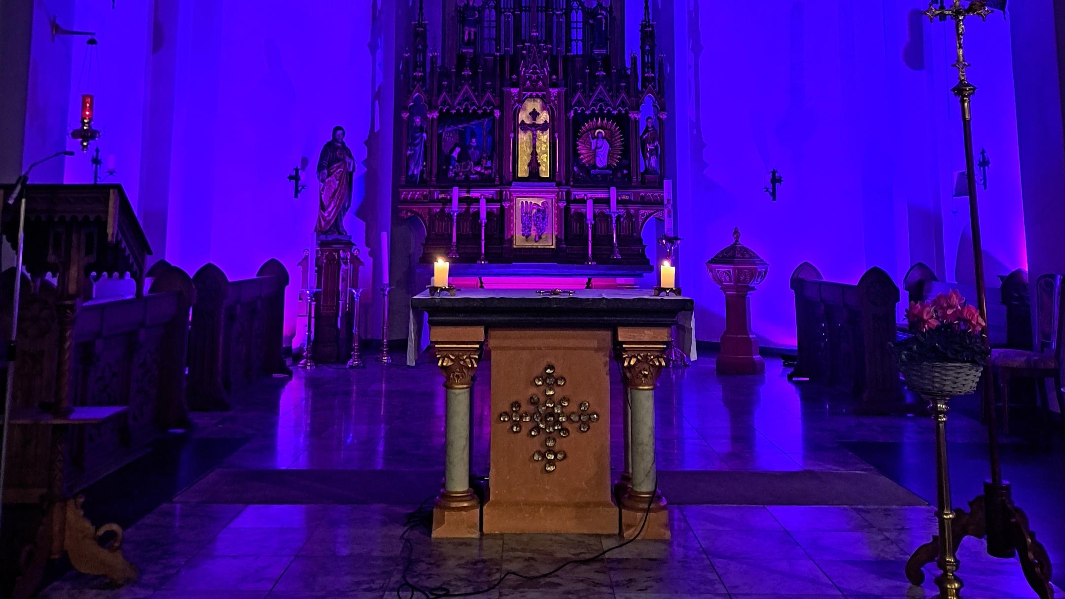 Die Lissendorfer Kirche wurde für den Gottesdienst stimmungsvoll beleuchtet