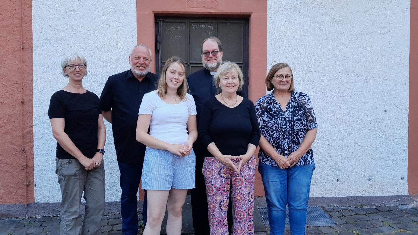 Von links: Anette Weber, Gemeindereferentin Pastoraler Raum Adenau-Gerolstein; Gregor Meyer, Diakon Pfarrei Maria Königin in der Kalkeifel, Ilse Rijke, Formularlotsin; Pfarrer Gebhard Lück, Pfarrei Maria Königin in der Kalkeifel; Brunhilde Auer-Lamberz, Formularlotsin; Gertrud Simonis, Caritas-Fluthilfe