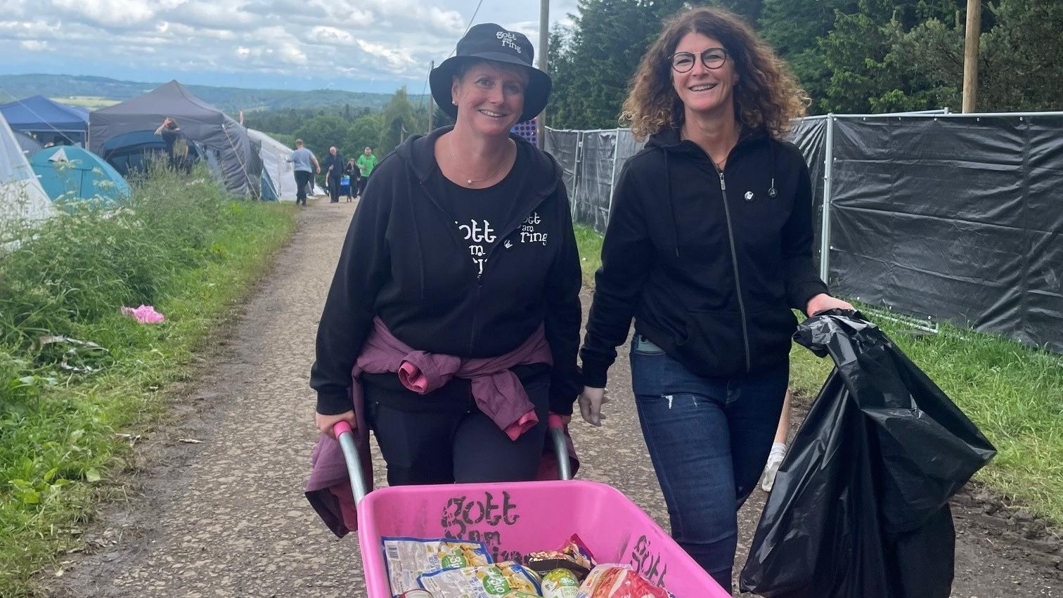Silke Schmitz und Melanie Becker sammeln Lebensmittel auf den Zeltplätzen