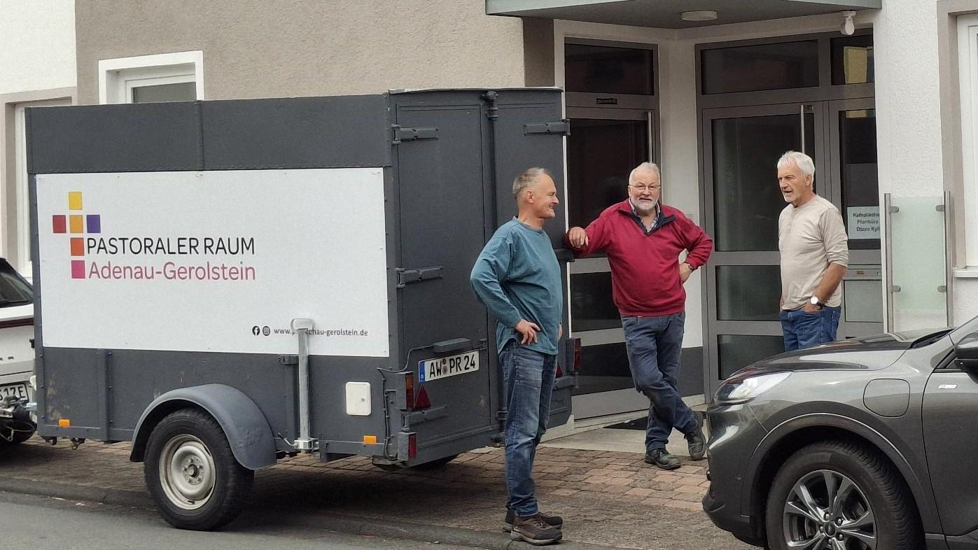 Die ehrenamtlichen Umzugshelfer Manfred Hellmann, Clemens Heintges und Günther Möller vor dem neuen Pfarrbüro in Lissendorf