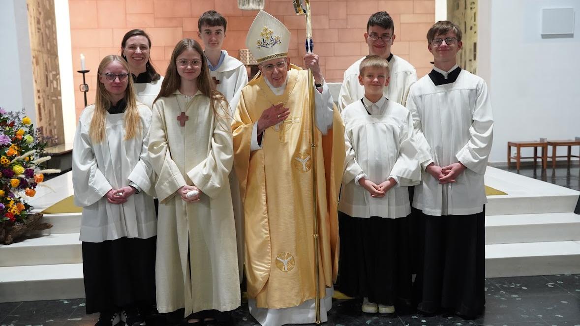 Messdiener mit Kardinal Koch