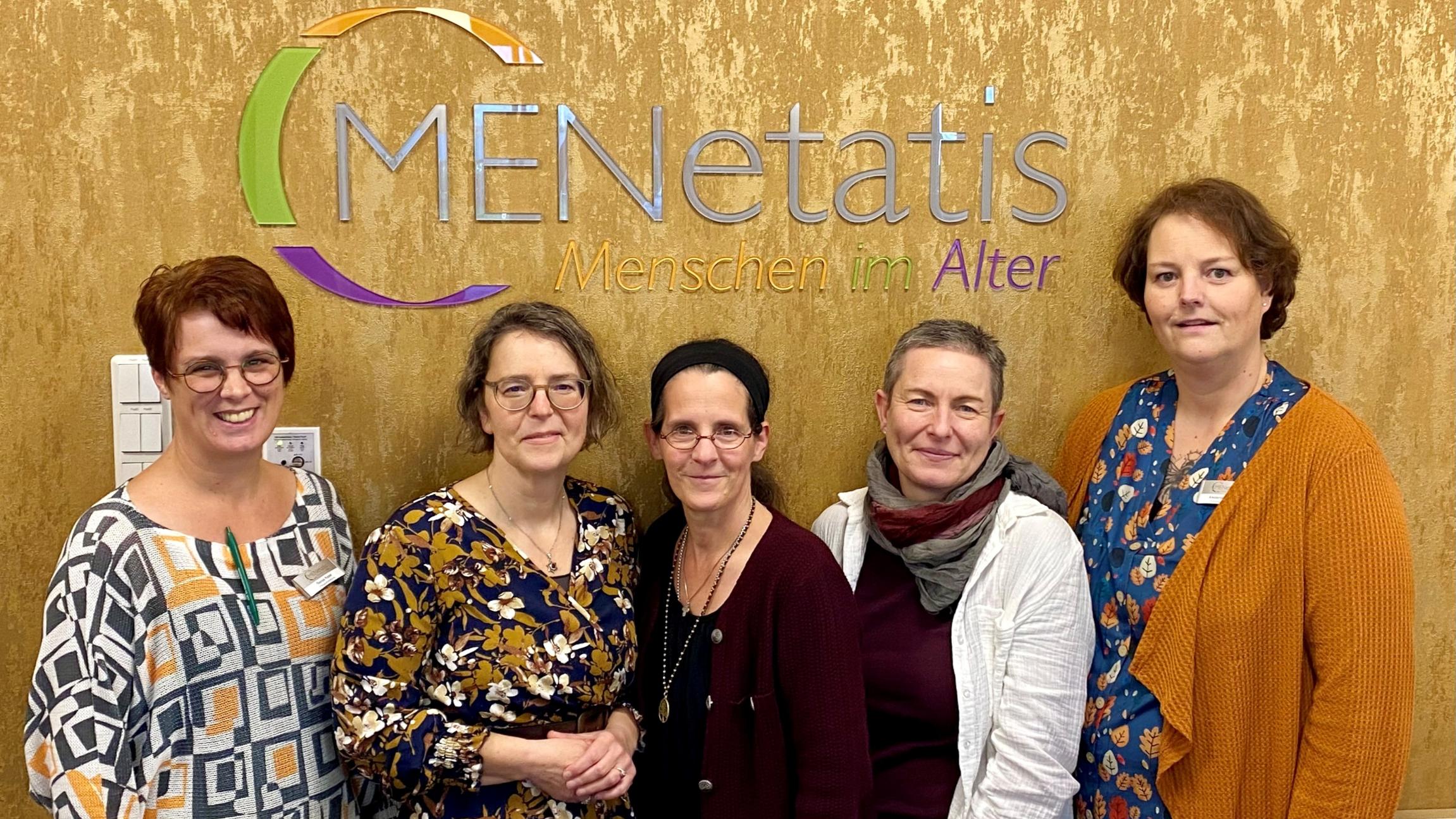 Bildunterschrift: Kooperationsvereinbarung mit dem Seniorenzentrum MENetatis Osburg; V.l.n.r.: Sonja Cater (MENetatis Osburg QM Beauftragte, Andrea Tokarski (Geschäftsbereichsleitung Marienhaus Hospize); Marion Schronen (Hospizleitung AHPB Hermeskeil-Morbach), Katja Kirsch (Hospizfachkraft Ambulantes Hospiz Hochwald) und Alexandra Krämer (Heimleitung MENetatisOsburg und Waldrach)