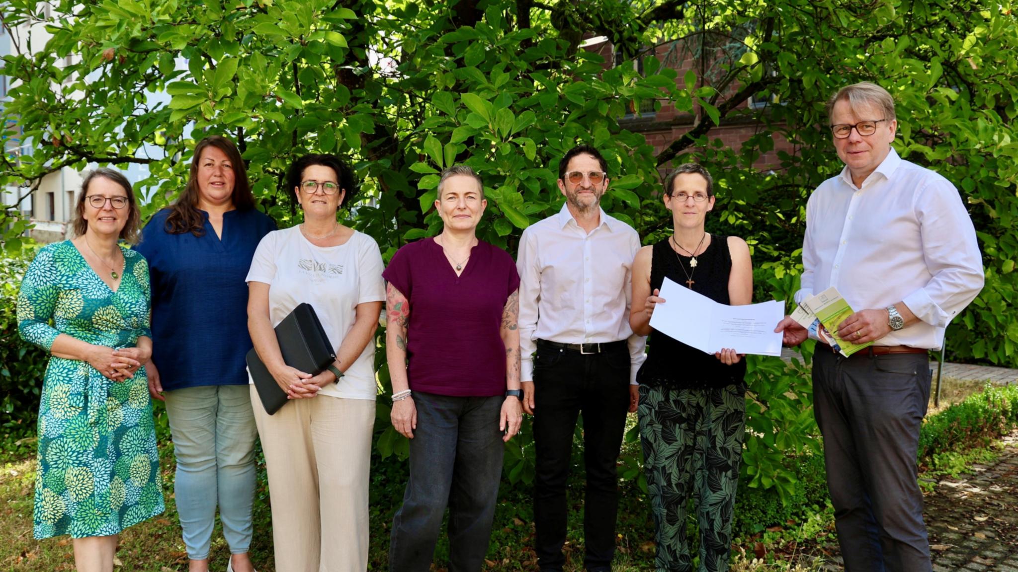 Kooperationsvereinbarung mit dem Krankenhaus der Barmherzigen Brüder Trier; V.l.n.r.: Andrea Tokarski (Geschäftsbereichsleitung Marienhaus Hospize); Birgit Steinmetz (Hospizfachkraft AHMorbach), Nadine Hölzemer und Katja Kirsch Hospizfachkräfte AH Hochwald); Herr Kirsch (Geschäftsführer der BBT Region Trier gGmbH); Marion Schronen (Hospizleitung AHPB Hermeskeil-Morbach); Herr Leineweber (Direktor Unternehmenskommunikation u. Vors. Direktorium
