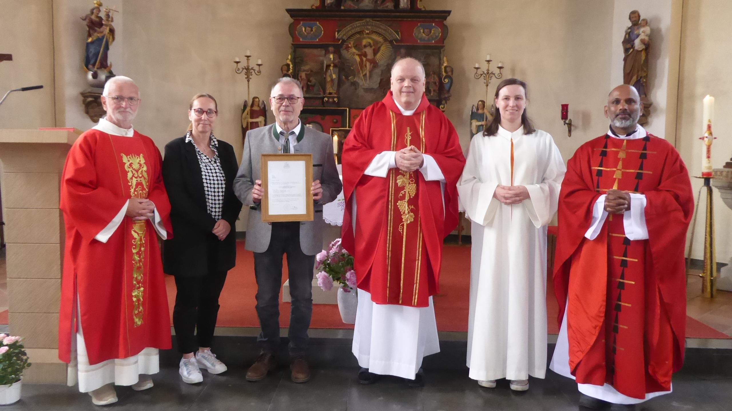 Pastoralassistentin Mareike Wolff (2. von rechts) und der ehrenamtliche Begräbnisleiter Felix Esper (3. von links) gehören jetzt zum Seelsorgeteam der Pfarrei Heilige Elisabeth zwischen Endert und Üß.