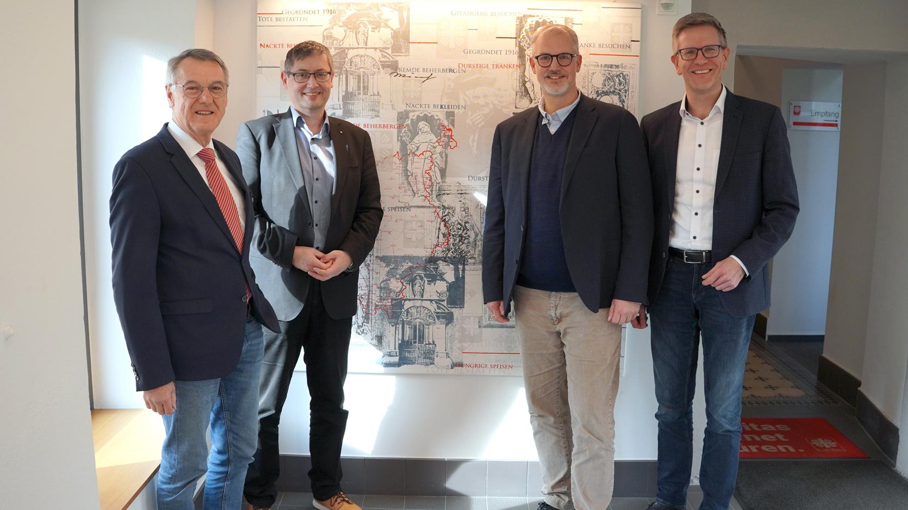 Aufsichtsratsvorsitzender Hans-Joachim Backes und Diözesan-Caritasdirektor Christoph Wutz wünschen Oliver  Winter und Thomas Buckler (von links) einen erfolgreichen Start als Doppelspitze von St. Raphael. 