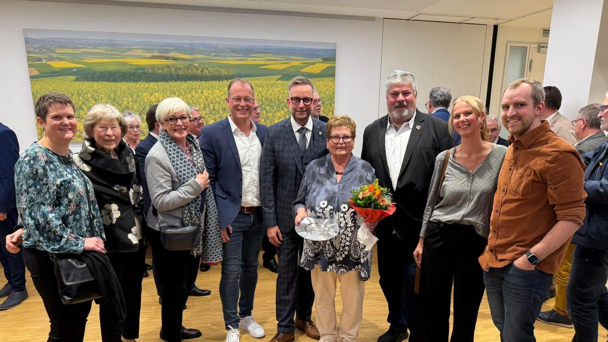 Zu den Gratulanten von Hiltrud Surges zählten neben Landrat Marko Boos (5. v. l.) unter anderem Jörg Lempertz (4. v. l.), Bürgermeister VG Mendig, und Achim Grün (3. v. r.), Stadtbürgermeister Mendig