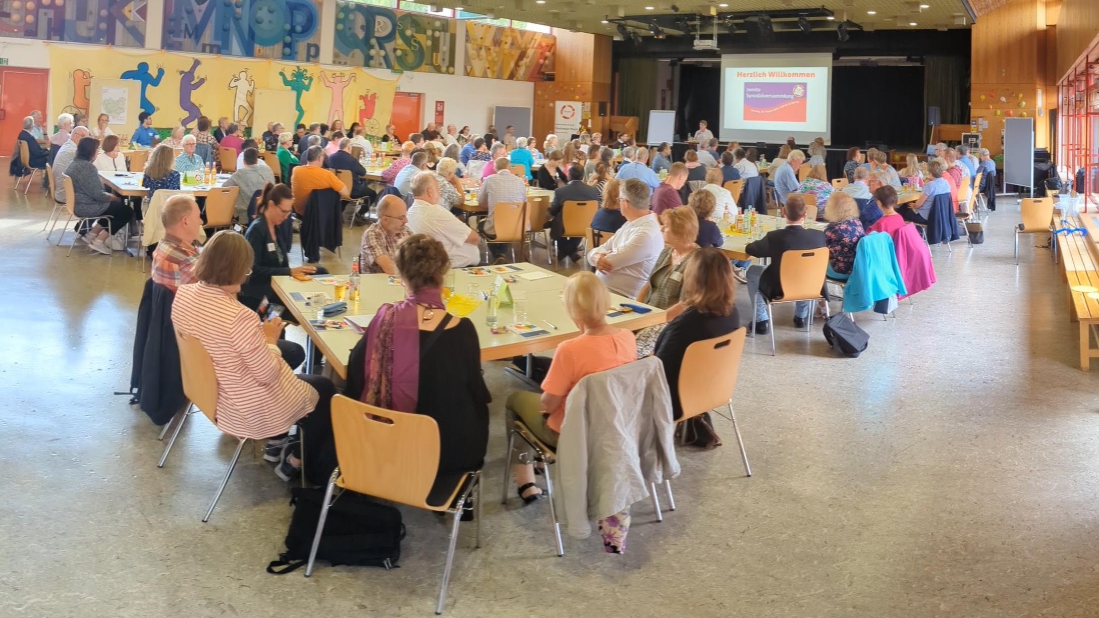 Die Halle der Landesschule für Blinde und Sehbehinderte in Neuwied ist gut gefüllt.