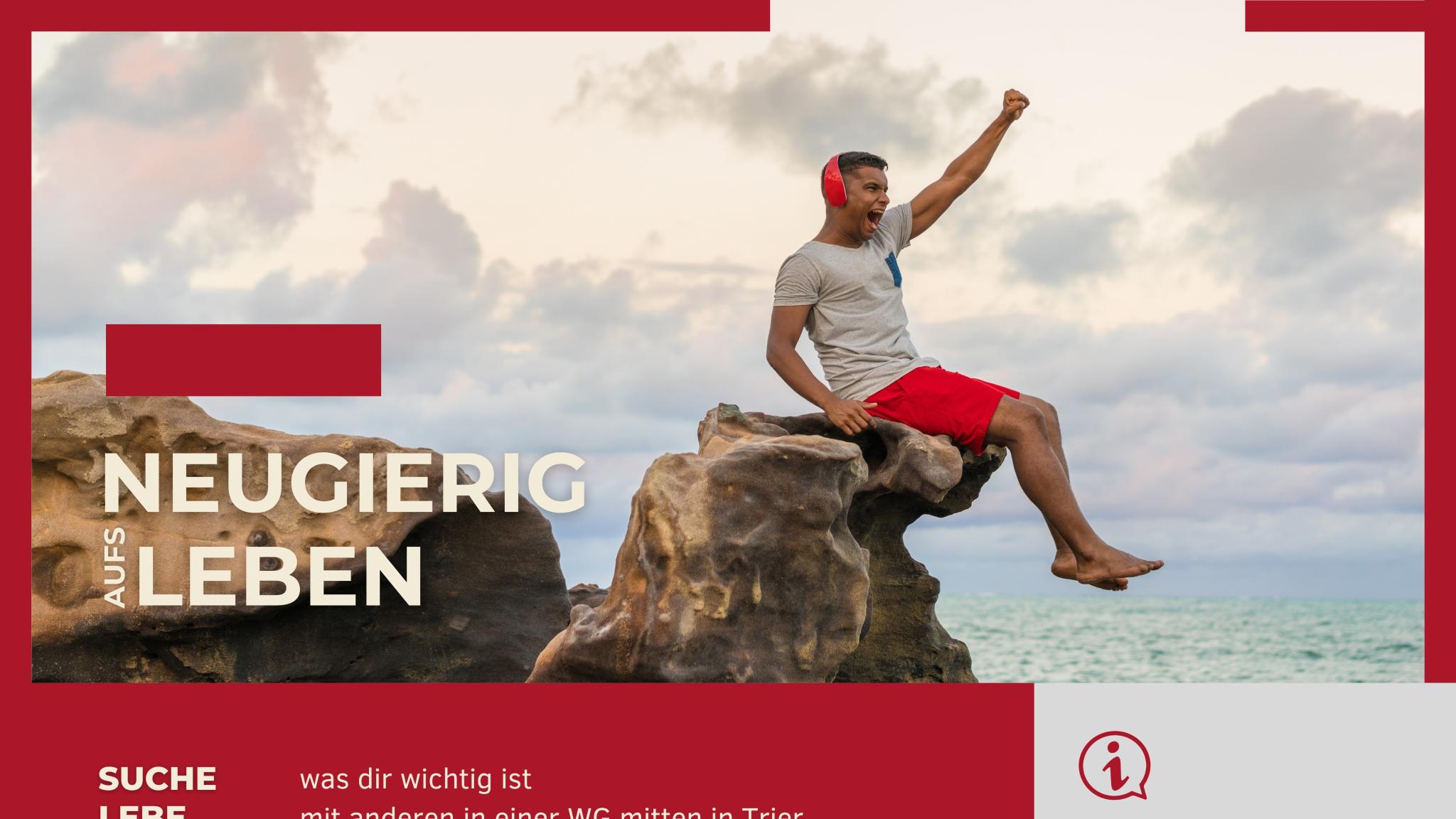 Ein junger Mann sitzt auf einem Felsvorsprung und reckt zuversichtlich die linke Faust in die Luft.