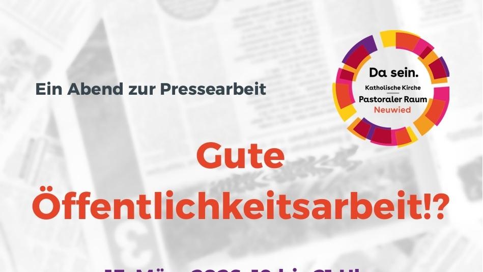 Das Plakat zeigt die Infos zur Fortbildung, das Logo des Pastoralen Raumes Neuwied. Im Hintergrund lassen sich Zeitungen erahnen.