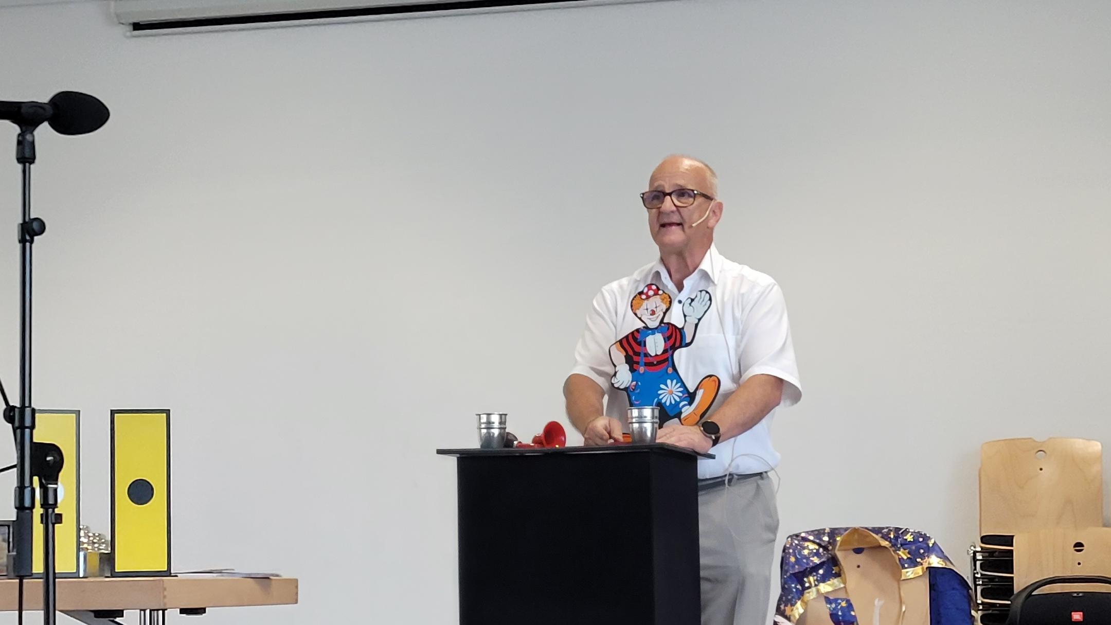 Pfarrer Michael Jakob zaubert auf dem Pfarrfest Bliesen