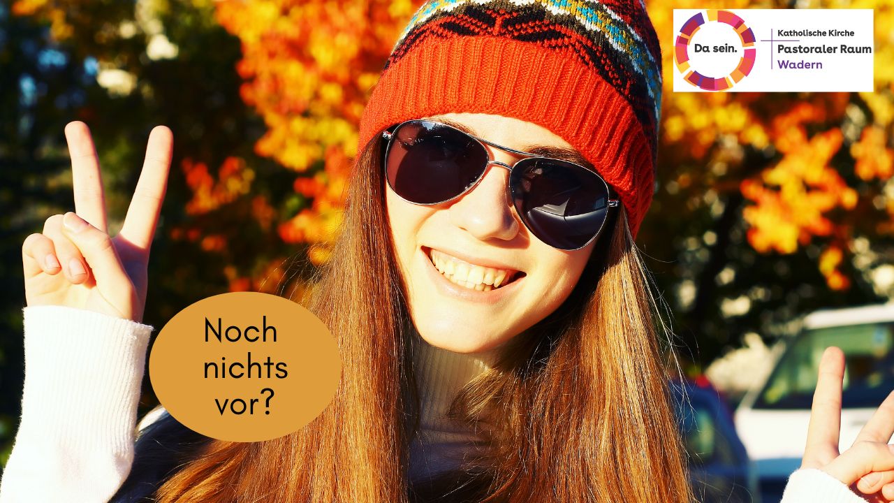 Eine Jugendliche mit Sonnenbrille lacht und macht ein Victory - Zeichen. Eine Aufschrift fragte: Noch nichts vor?