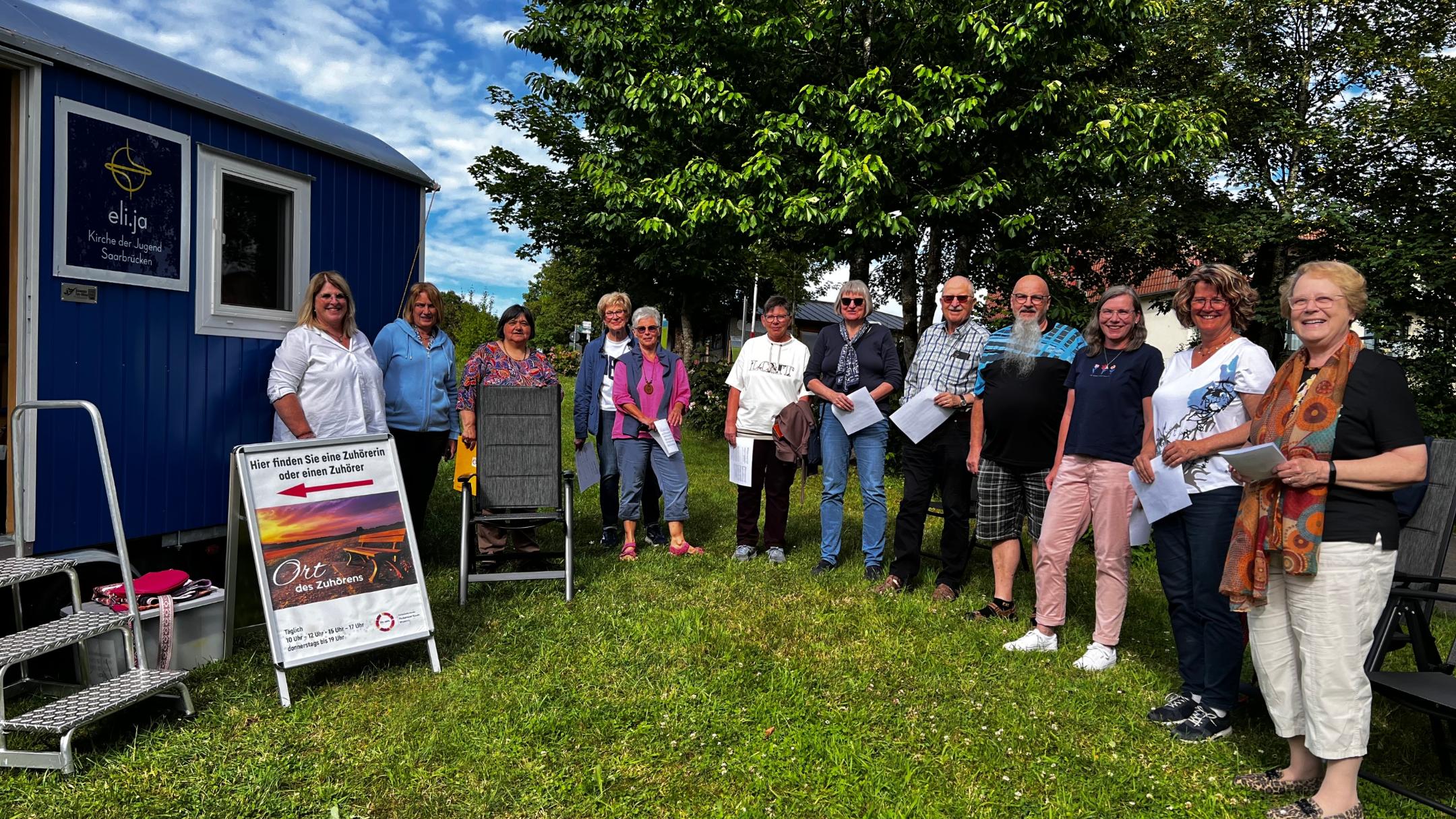 Meschen versammeln sich am Losheimer See