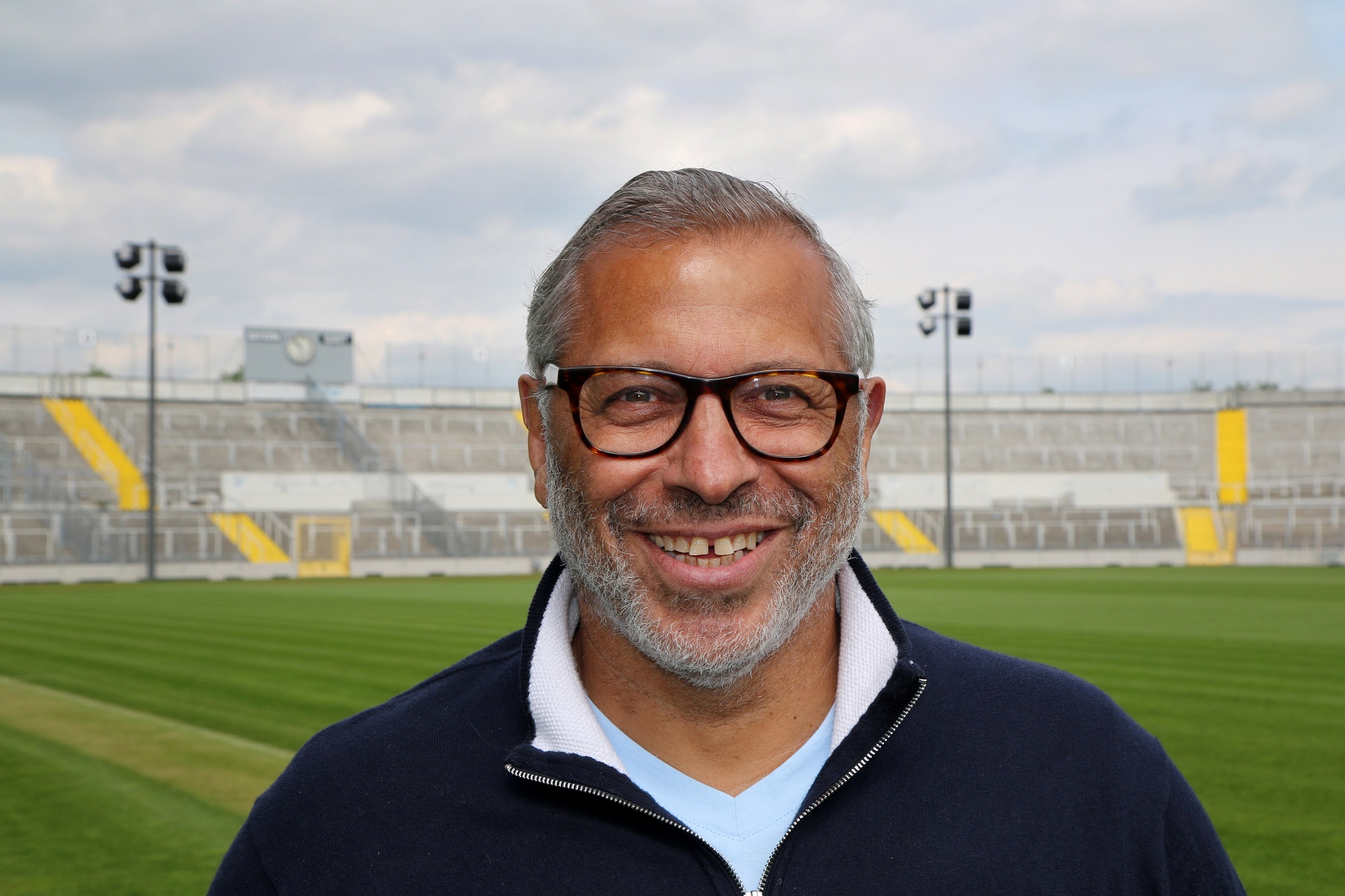 Portraitbild von Jimmy Hartwig im Stadion