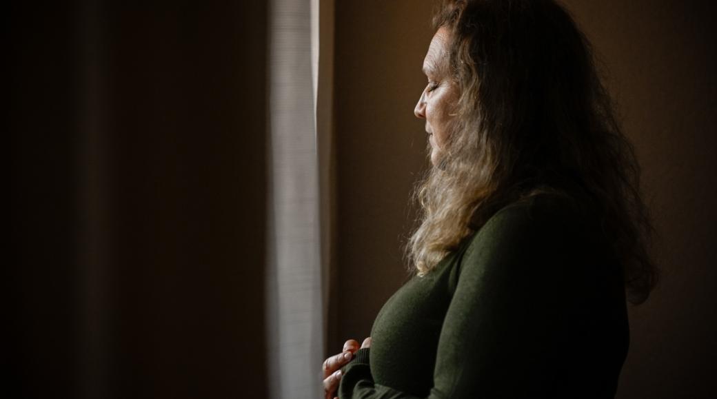 Eine Frau in sich gekehrte Frau.