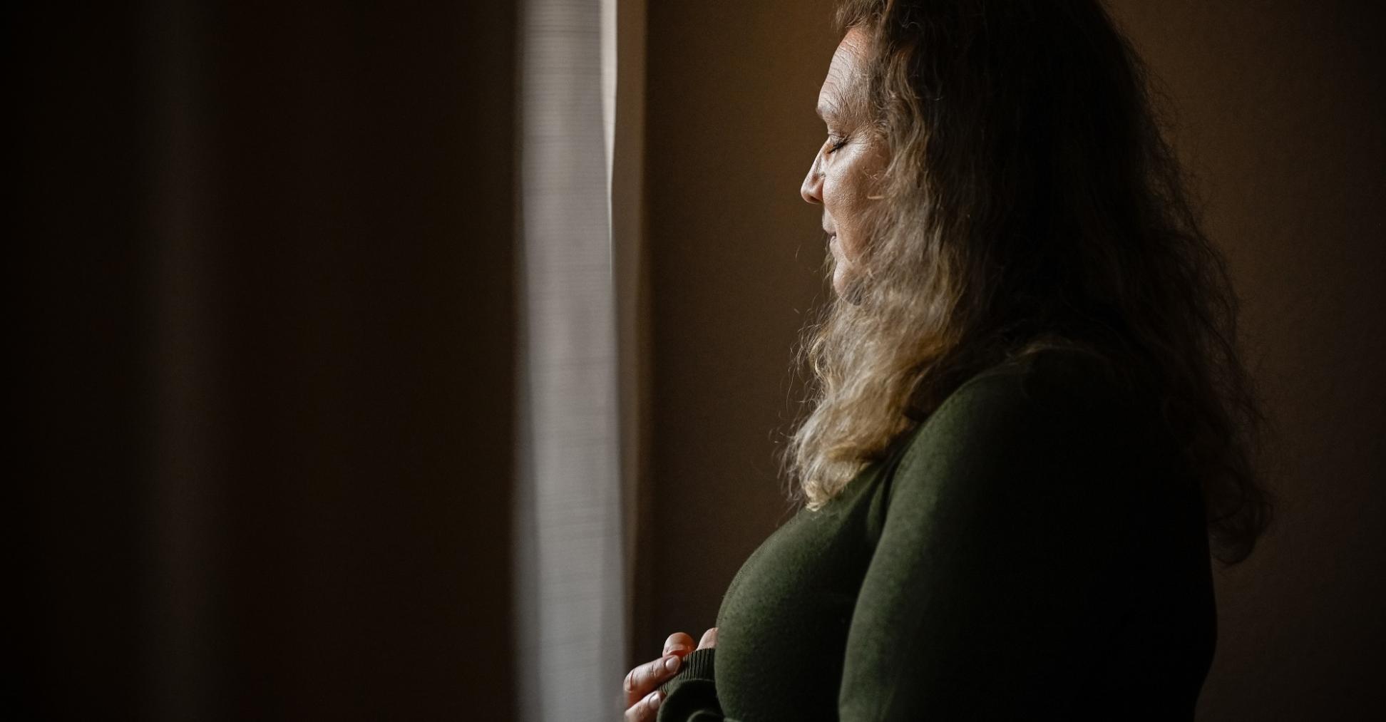 Eine Frau in sich gekehrte Frau.