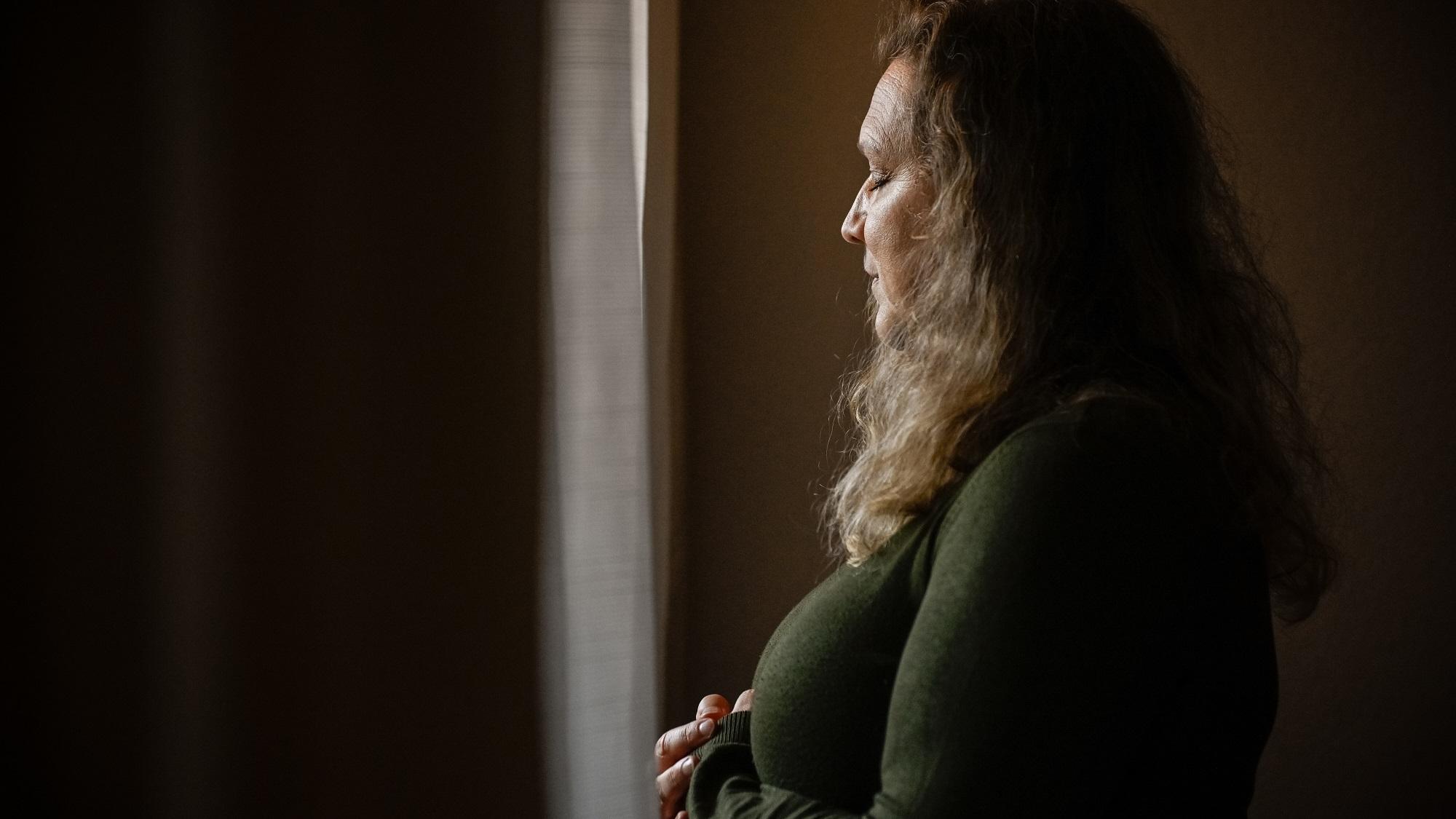 Eine Frau in sich gekehrte Frau.