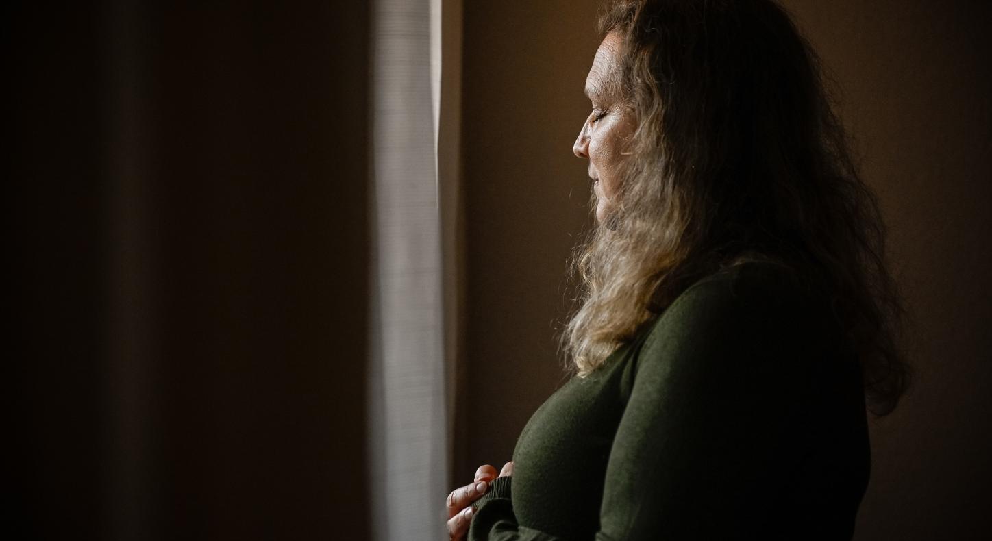 Eine Frau in sich gekehrte Frau.