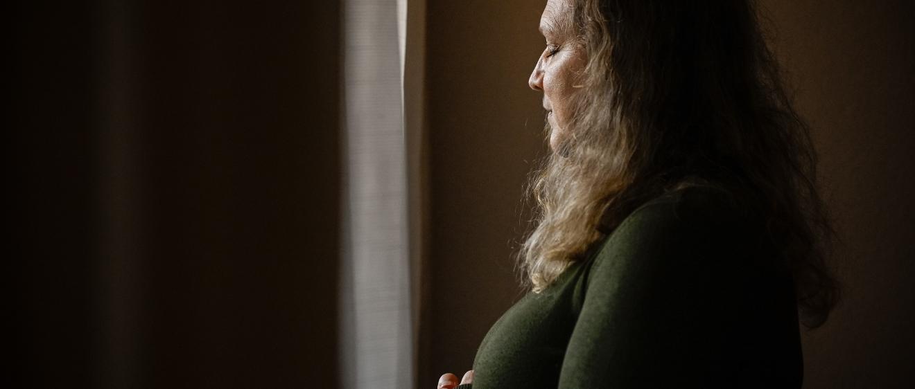 Eine Frau in sich gekehrte Frau.