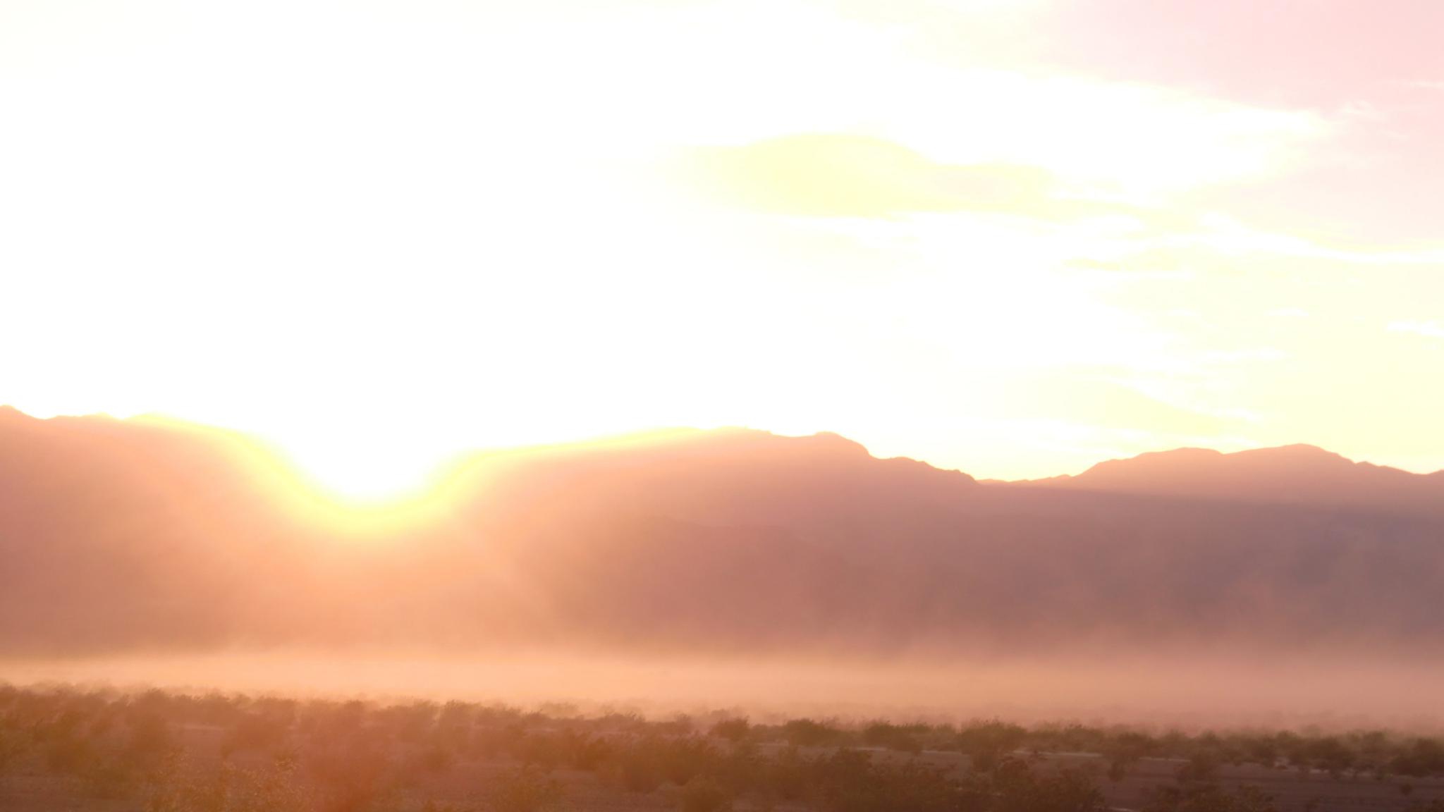 Sonnenaufgang über dem Death Valley (deutsch: Tal des Todes), einem Wüstental im Osten Kaliforniens in den USA.