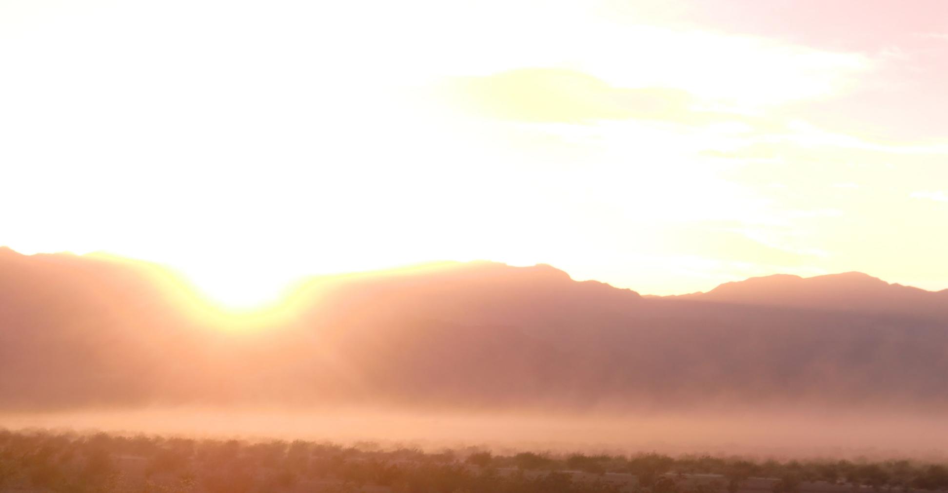 Sonnenaufgang über dem Death Valley (deutsch: Tal des Todes), einem Wüstental im Osten Kaliforniens in den USA.
