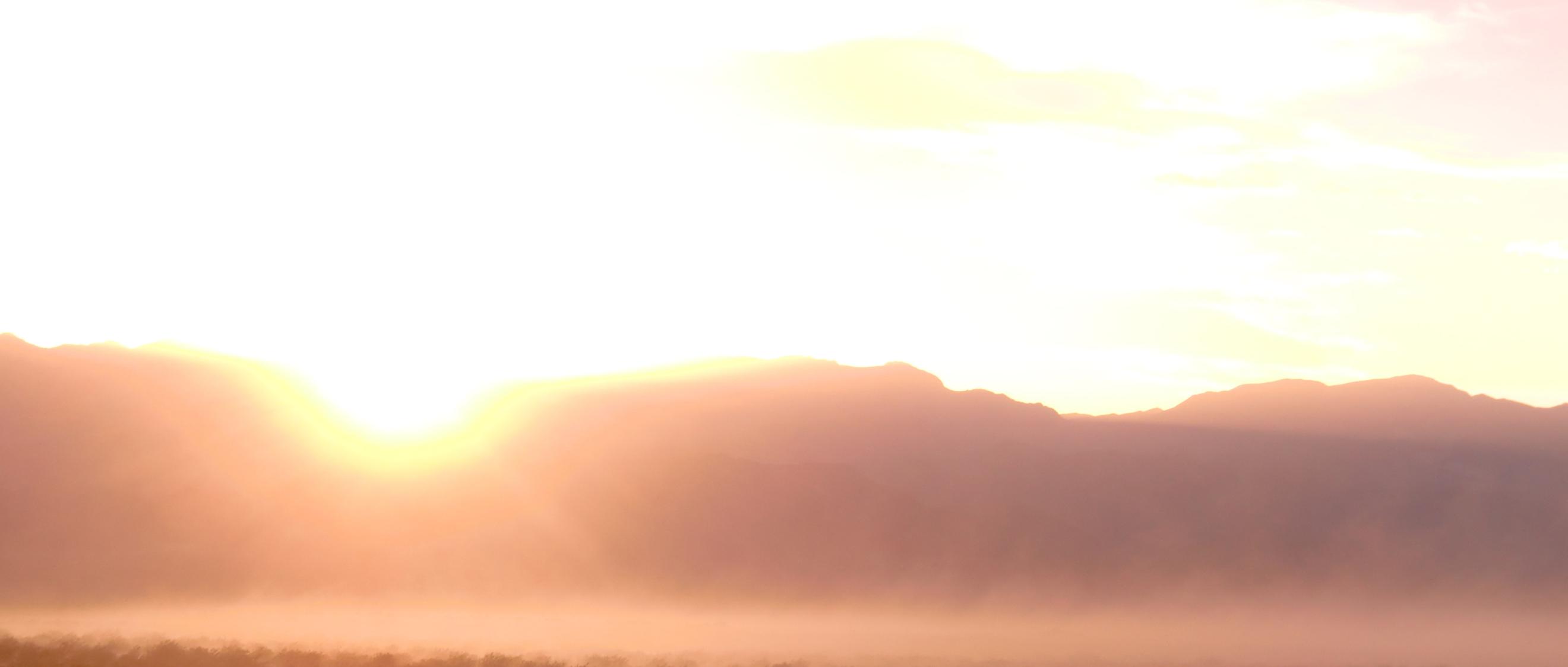 Sonnenaufgang über dem Death Valley (deutsch: Tal des Todes), einem Wüstental im Osten Kaliforniens in den USA.