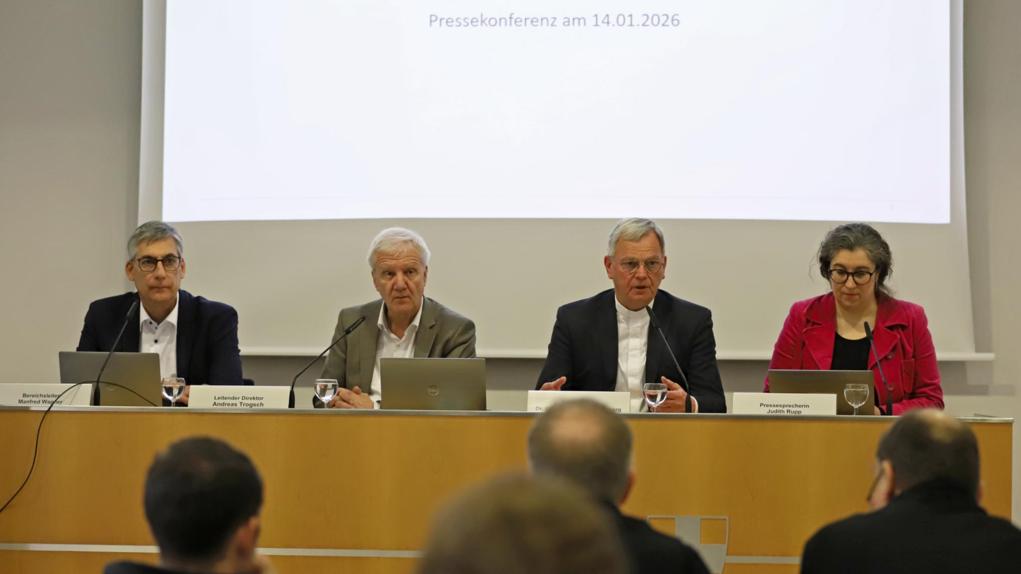 Manfred Wagner, Andreas Trogsch, Ulrich von Plettenberg und Bistumssprecherin Judith Rupp (von links) präsentierten die Zahlen.