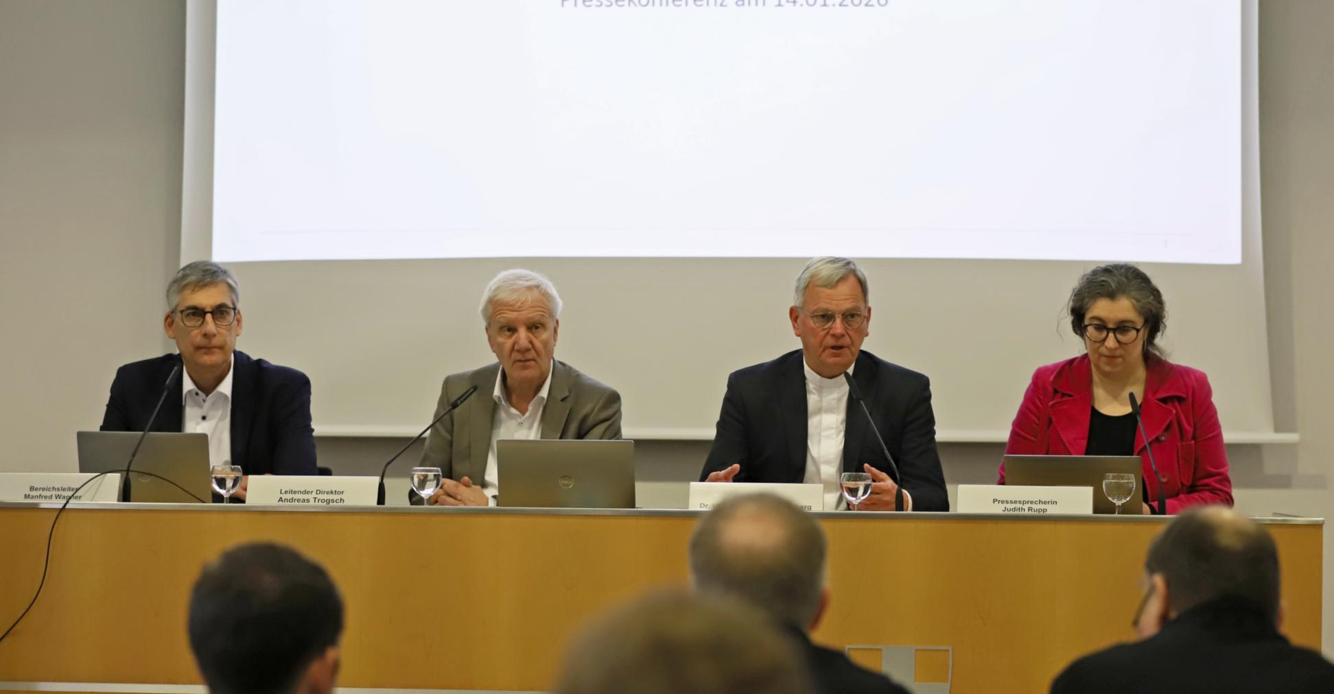 Manfred Wagner, Andreas Trogsch, Ulrich von Plettenberg und Bistumssprecherin Judith Rupp (von links) präsentierten die Zahlen.