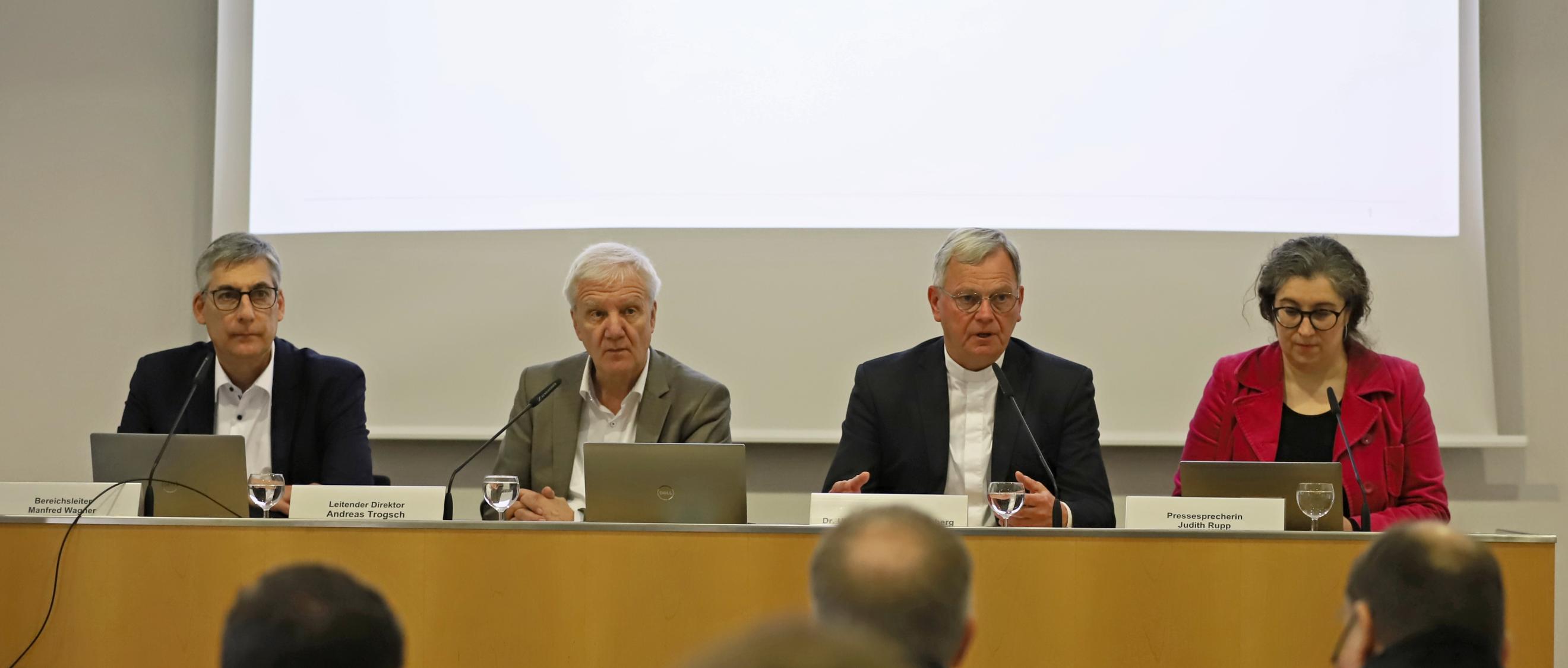 Manfred Wagner, Andreas Trogsch, Ulrich von Plettenberg und Bistumssprecherin Judith Rupp (von links) präsentierten die Zahlen.