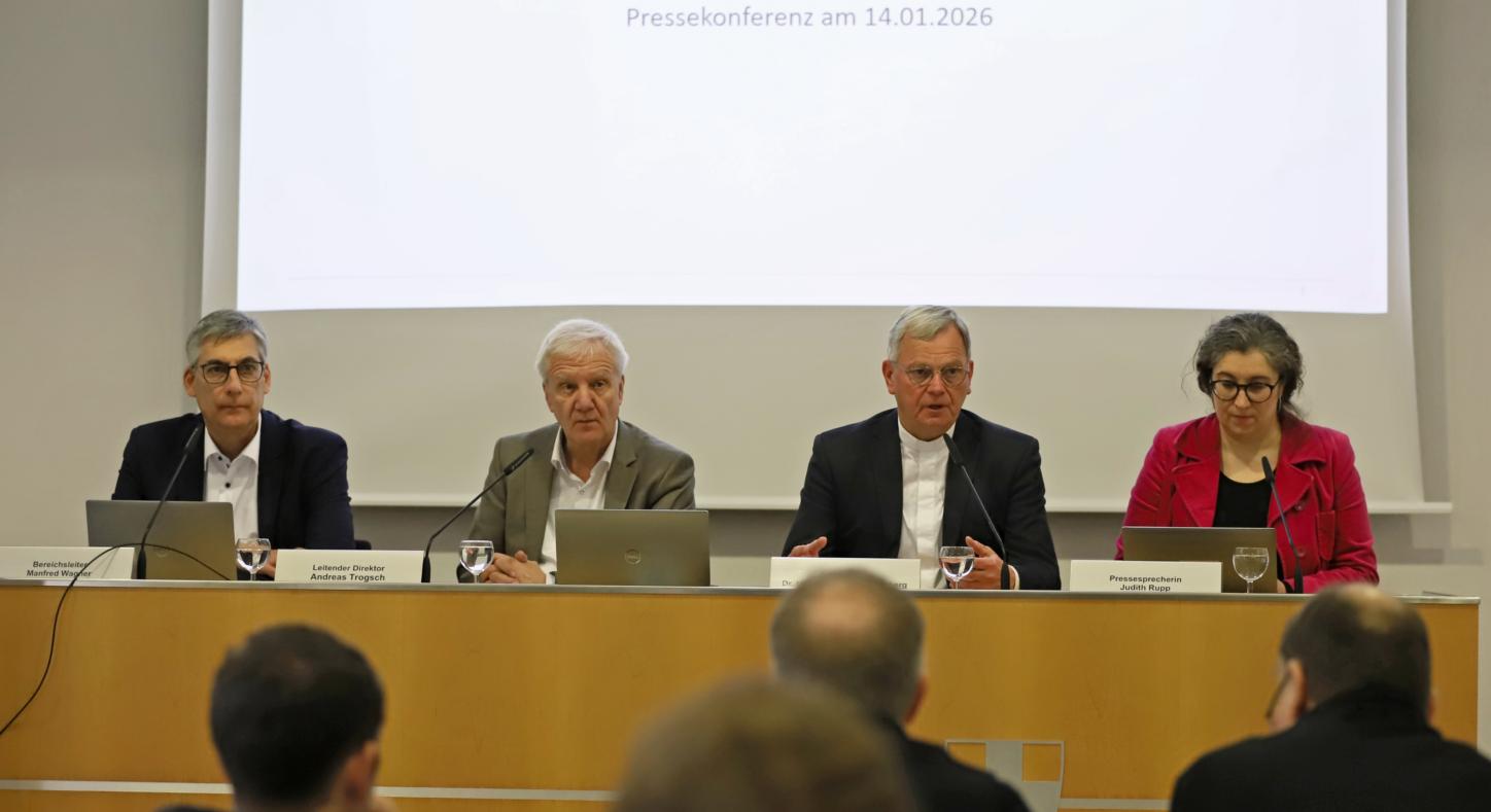 Manfred Wagner, Andreas Trogsch, Ulrich von Plettenberg und Bistumssprecherin Judith Rupp (von links) präsentierten die Zahlen.
