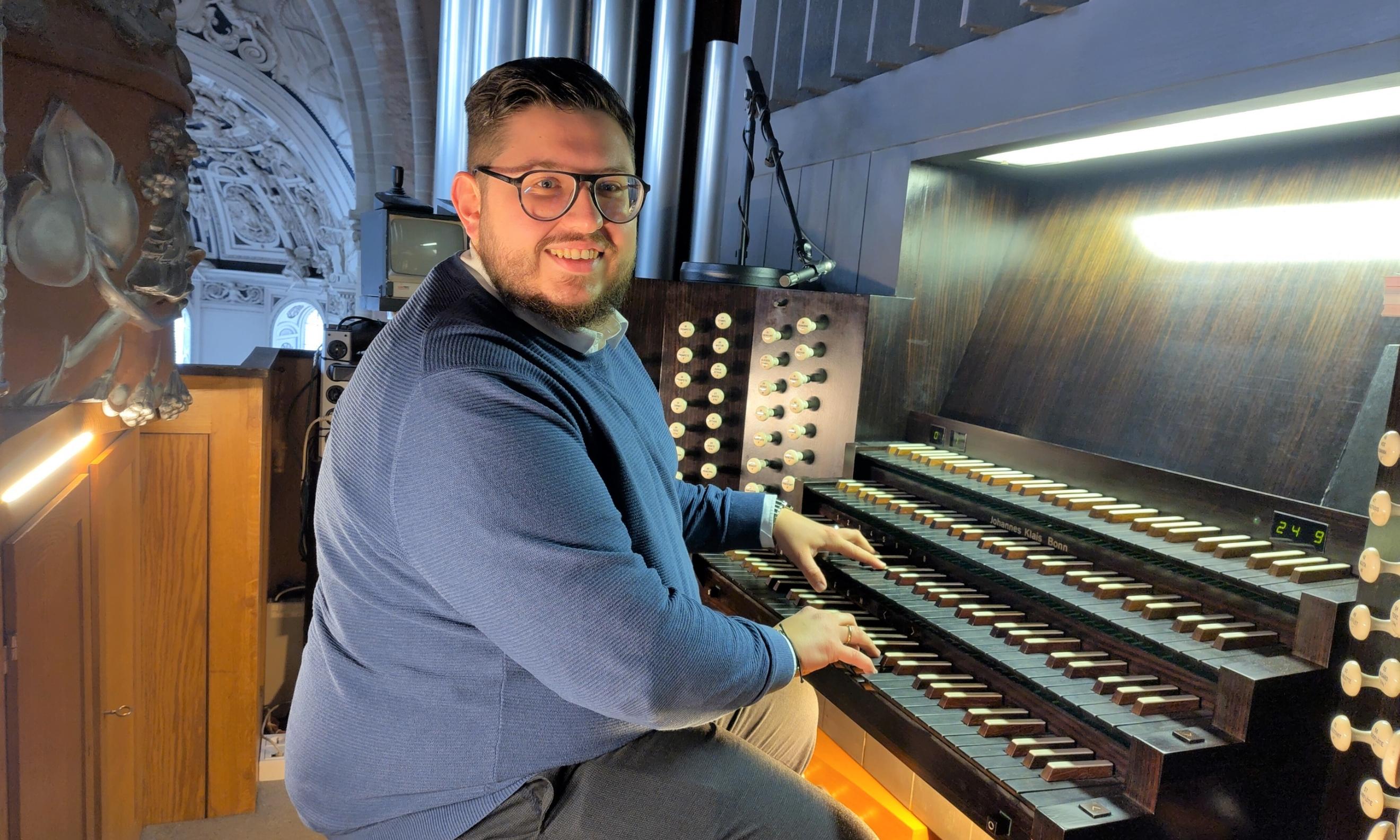 Domorganist Marcel Elisch an der Schwalbennestorgel.